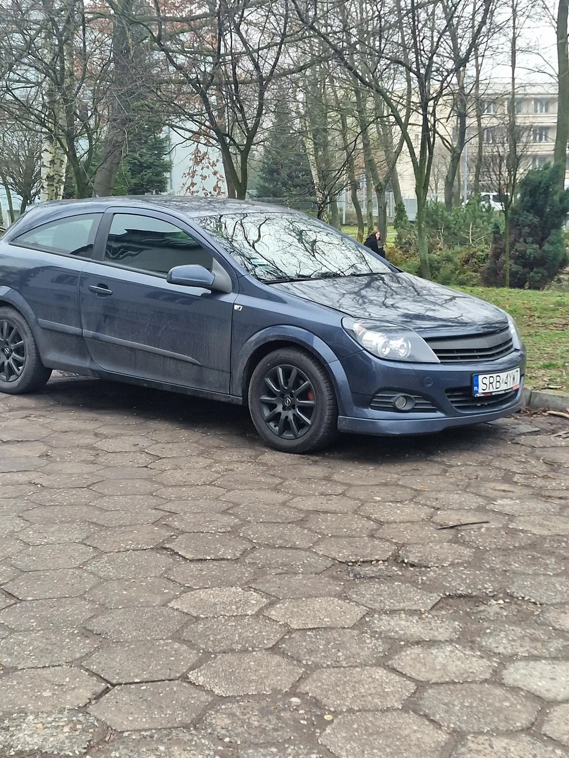 Piękny samochód, kierowca też niczego sobie