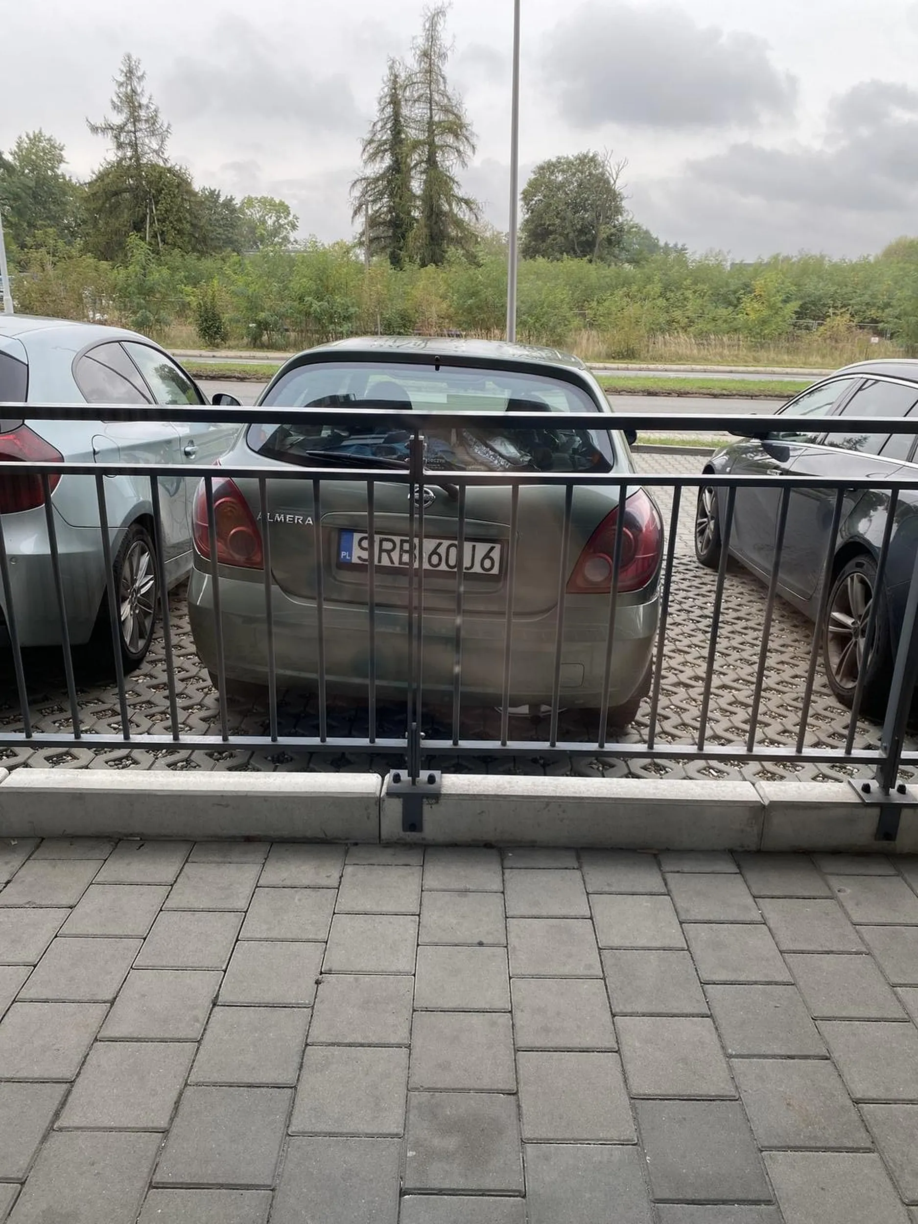 Nie umie parkować. Mimo ogromu miejsca staje tak że nie umie wysiąść z auta i uderza swoimi drzwiami w sąsiednie auta.