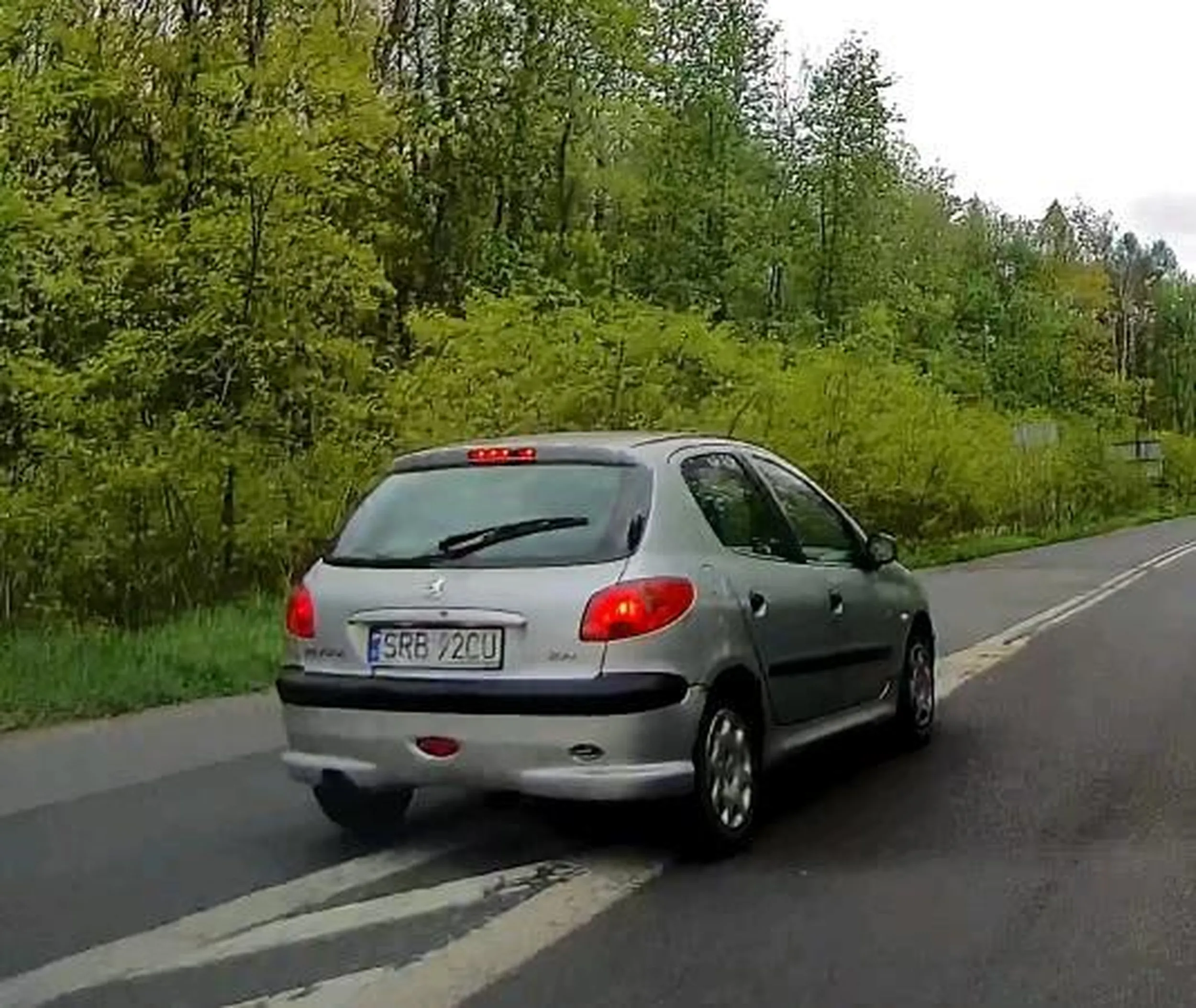 Jaśnie Pan nie uznaje takich rzeczy jak obszary wyłączone z ruchu, linie ciągłe czy bezpieczeństwo na drodze. On przecież musi być pierwszy!