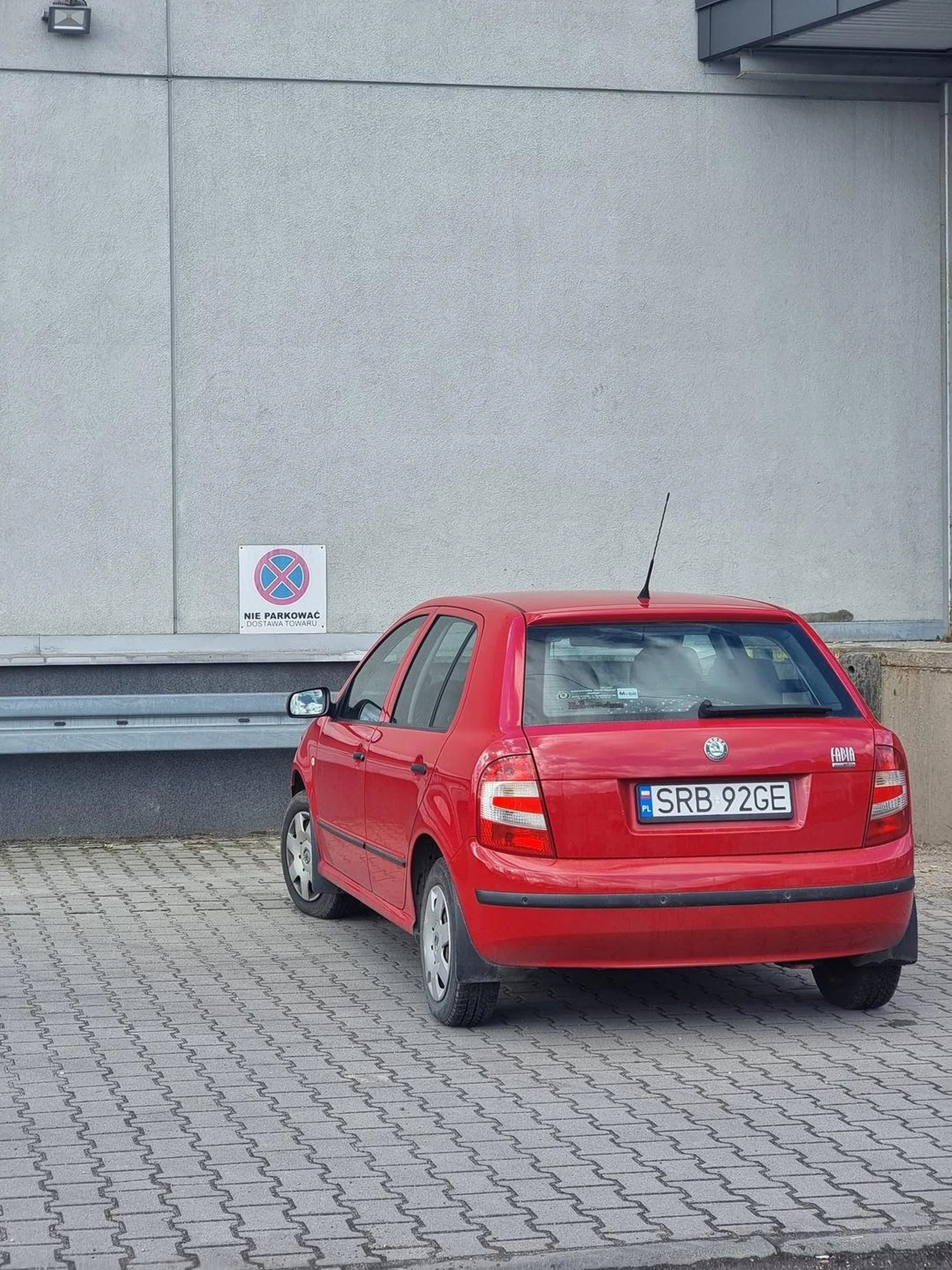 Może warto kupić okulary jeśli się parkuje na przeciwko zakazu i się go nie widzi, Ty ślepy ciulu