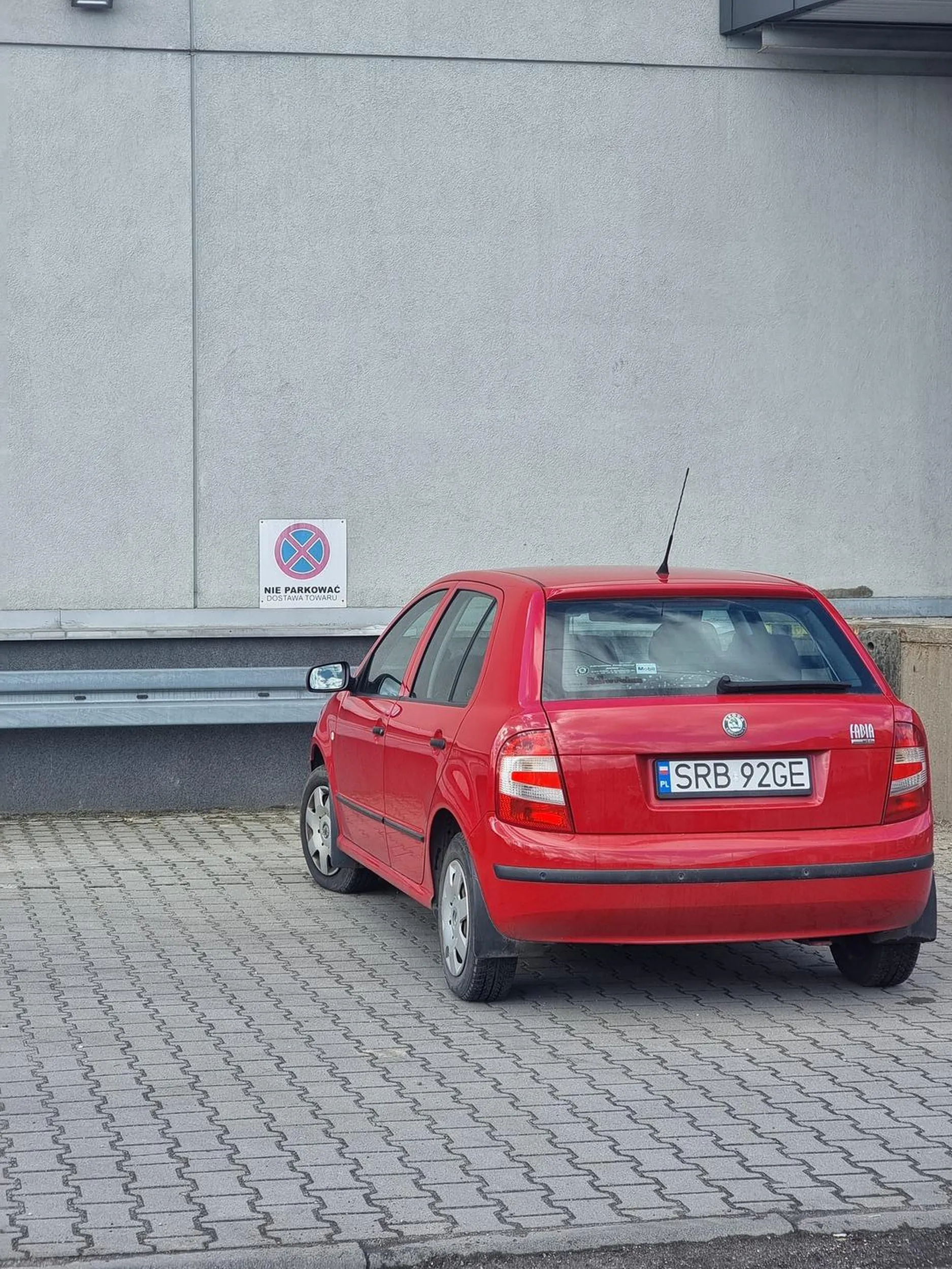 Może warto kupić okulary jeśli się parkuje na przeciwko zakazu i się go nie widzi, Ty ślepy ciulu