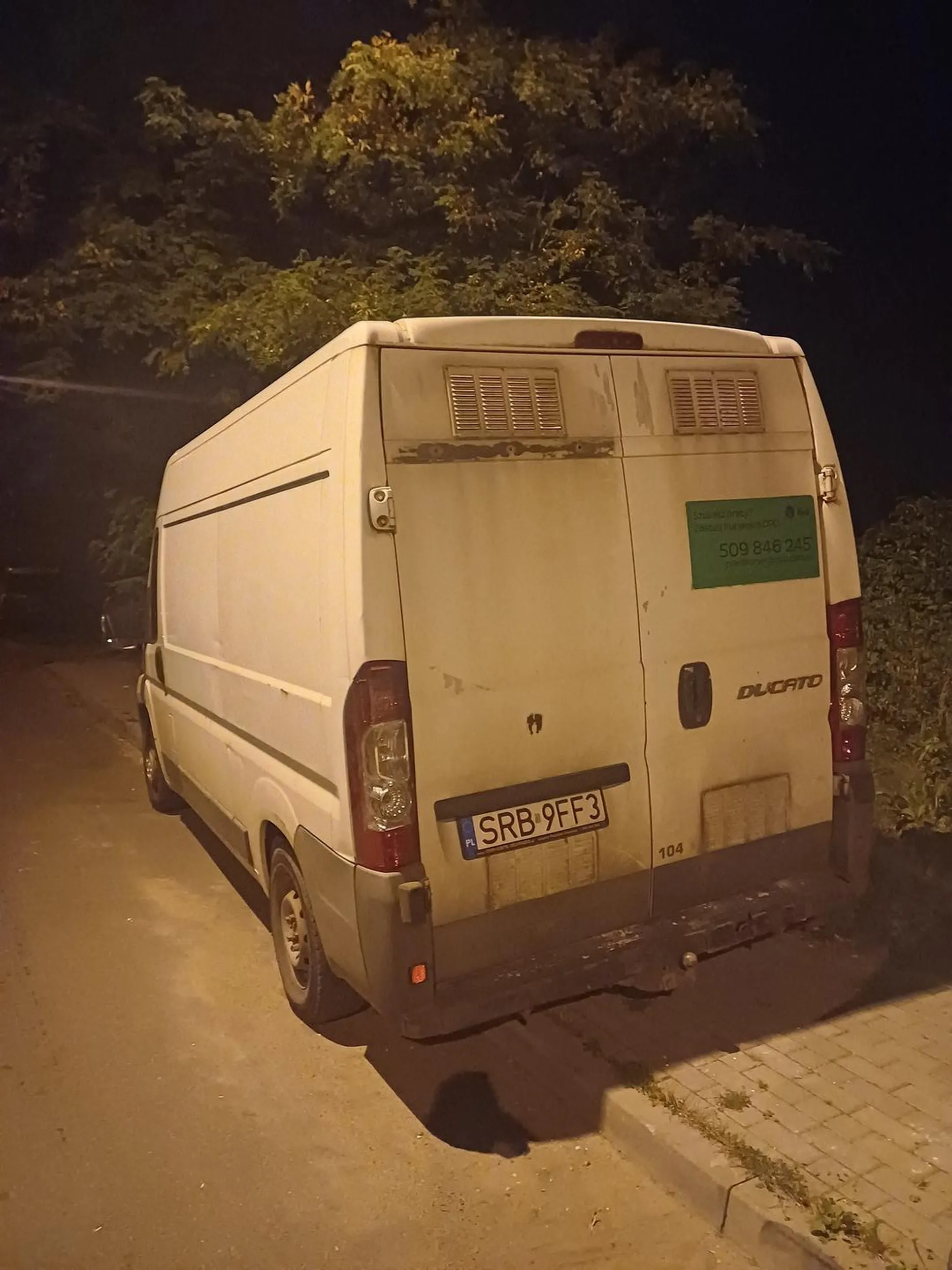 Świetne parkowanie na chodniku