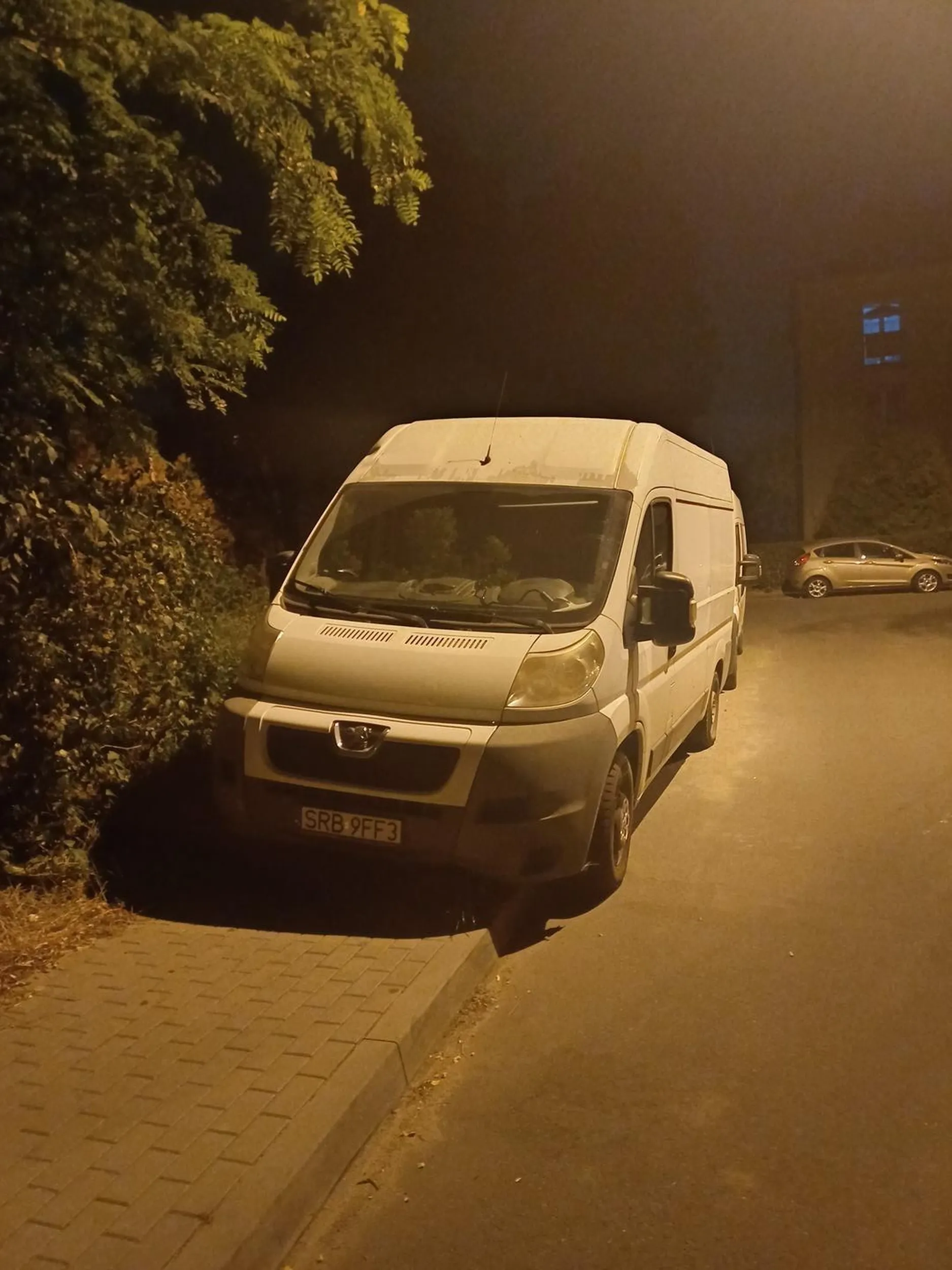 Świetne parkowanie na chodniku