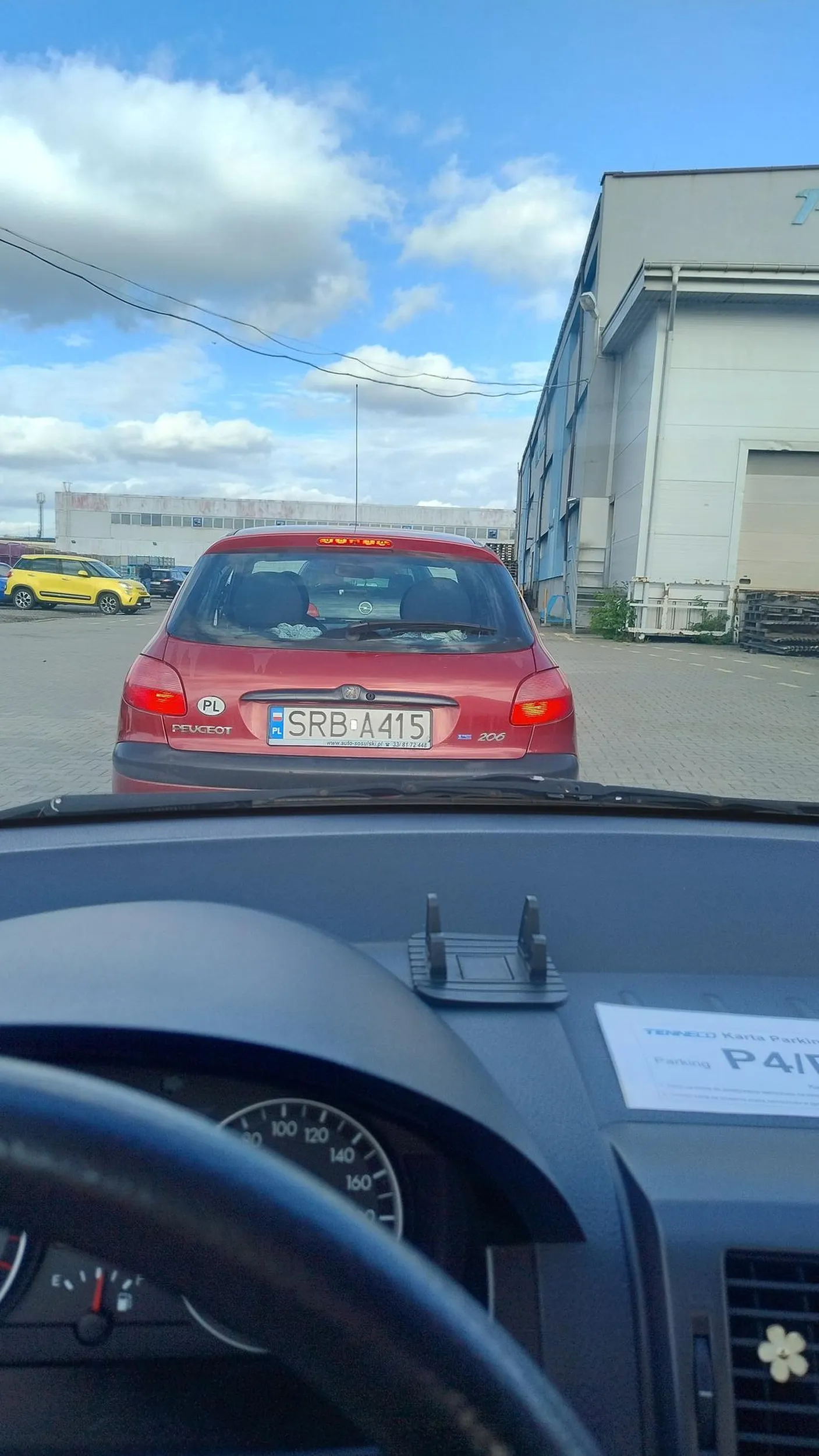 Jeśli twoje ego nie pozwala na zrozumienie twojego błędu wymuszenia perfidnie pierwszeństwa i zamiast próby ataku i wjebania się do samochodu świeżo zatrudnionego pracownika to powinieneś brać więcej leków niż te tylko na nerwice które nie pomagają