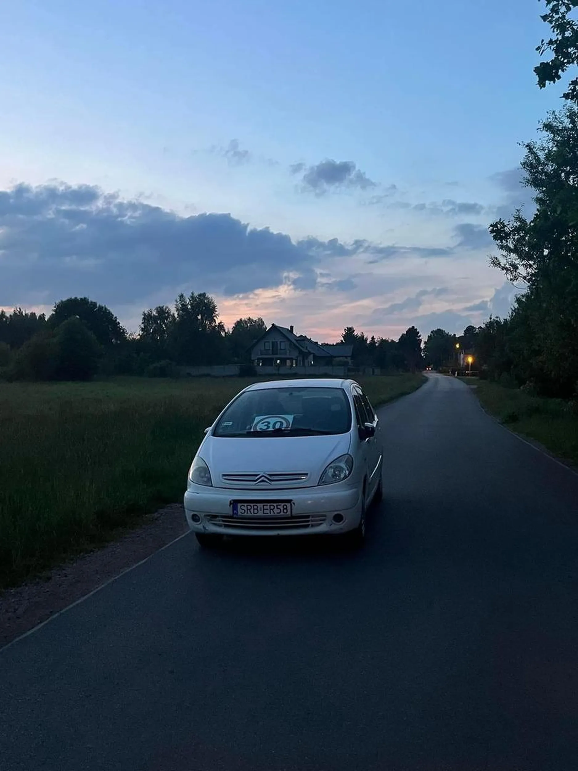 właściciel nie jest zdrowy na umyśle i samodzielnie szeryfuje, jego auto robi za ograniczenie prędkości Częstochowa, ul. Polna