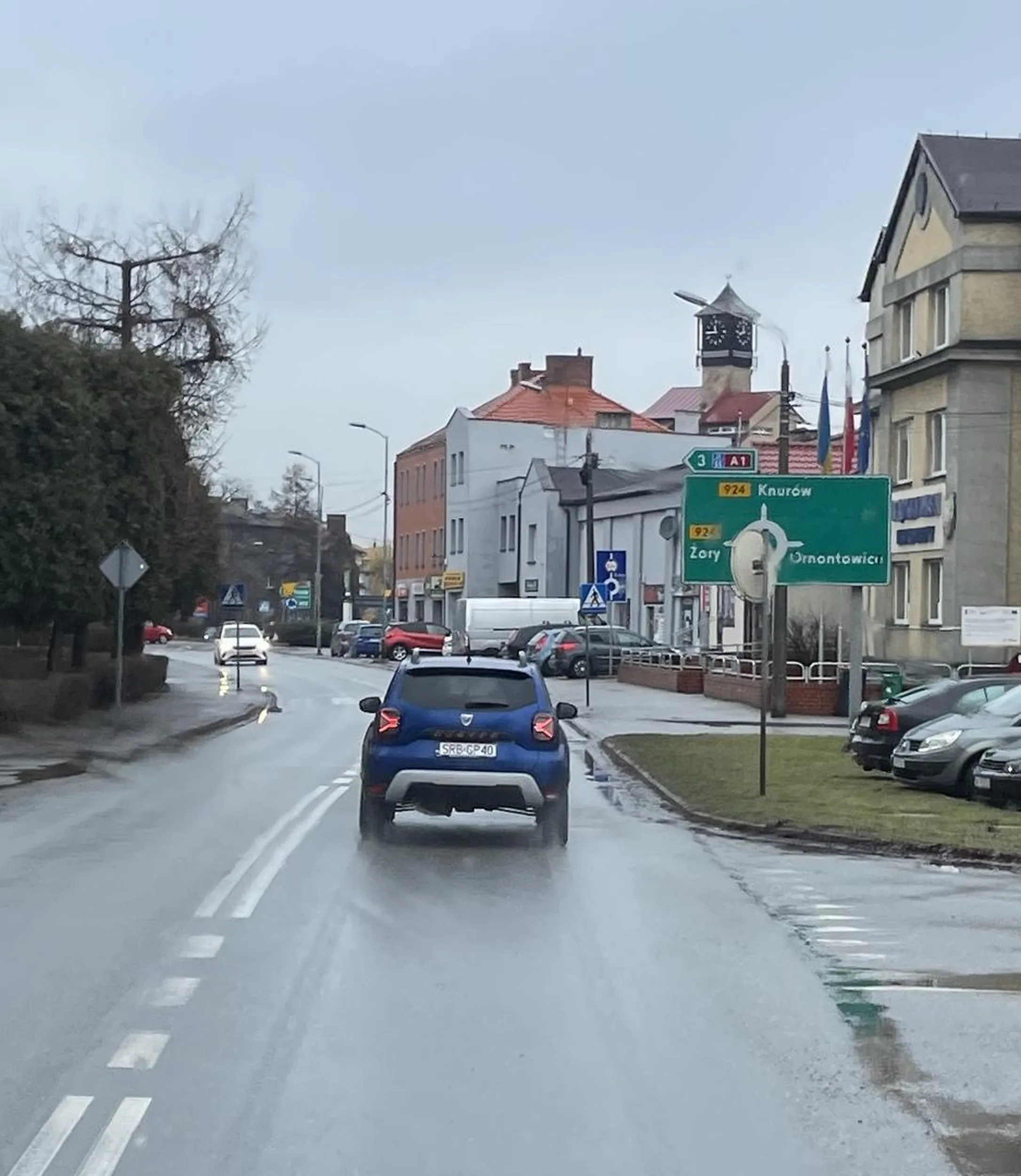 Kierowca gwałtownie hamuje bez powodu prawie doprowadzając do wypadku, na klaskon zareagował zatrzymywaniem się co 20m na odcinku kilometra tworząc wielki korek