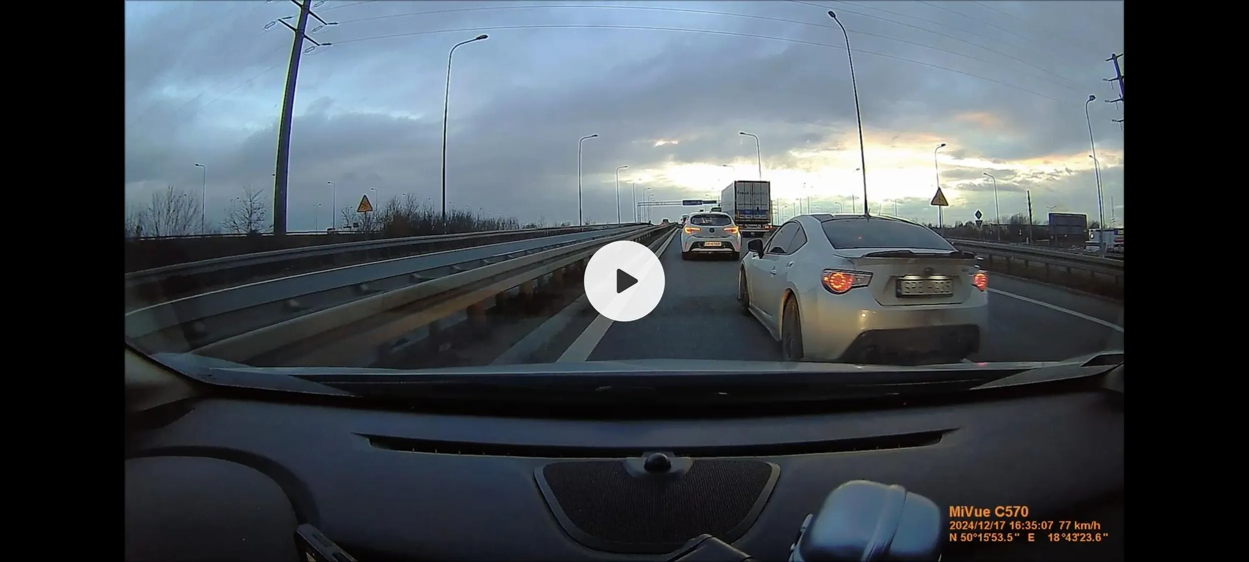 Jeździ z nosem w telefonie i nie patrzy co się dzieje dookoła. Uważajcie. https://streamable.com/2l3wj9