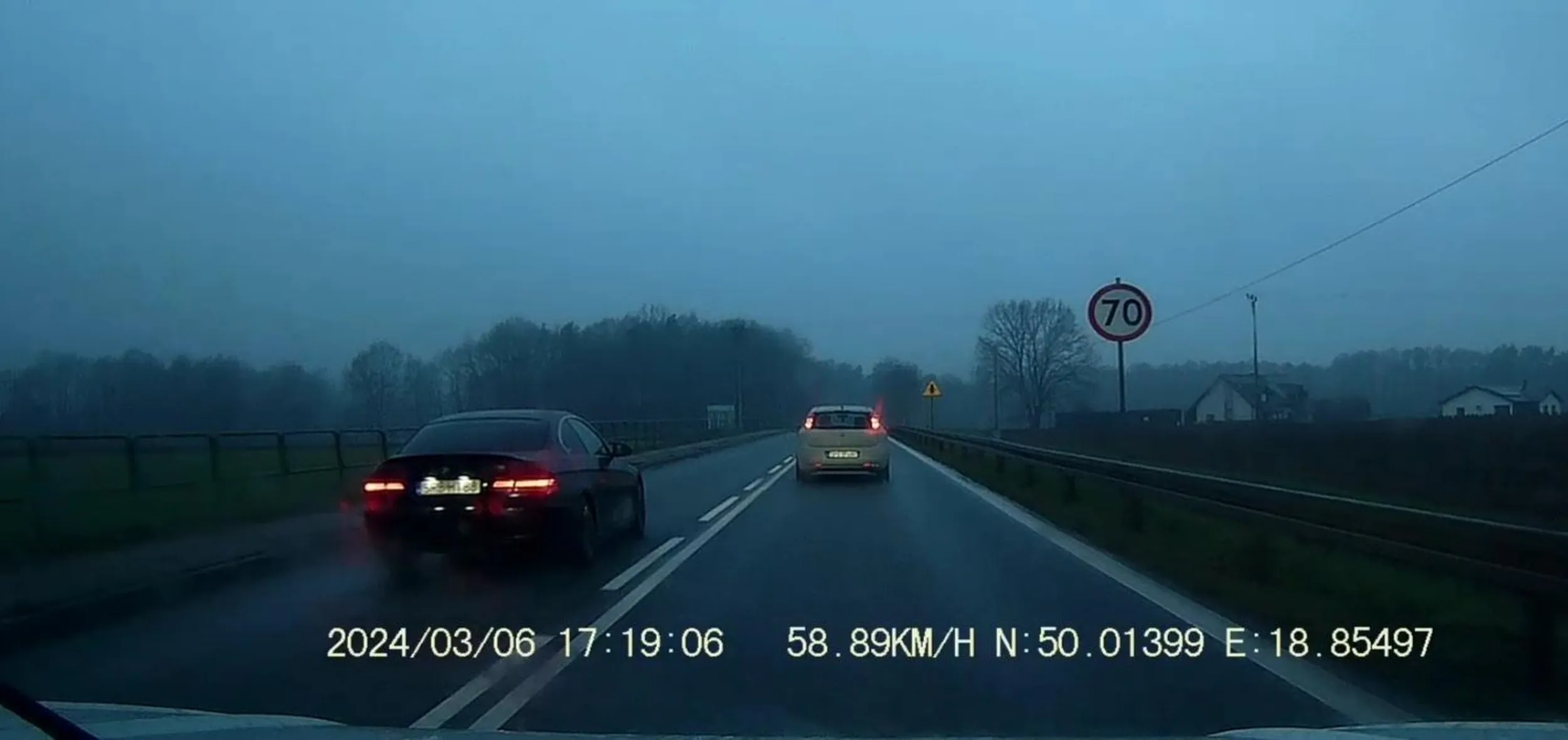 DW935. Zarówno jadąc przez teren zabudowany Radostowice, jak i Kobielice, cały czas wyprzedza nie zważając na linie ciągłe. A że inne pojazdy jadą nawet trochę ponad 50 km/h, to dla bolidu młodzieży wiejskiej i tak za wolno. A potem biedak nie mógł się rozpędzić, bo odcinkowy pomiar prędkości :) Na zdjęciu moment, gdy właśnie wyjeżdżamy z terenu zabudowanego, za którym postawiono znak "70".