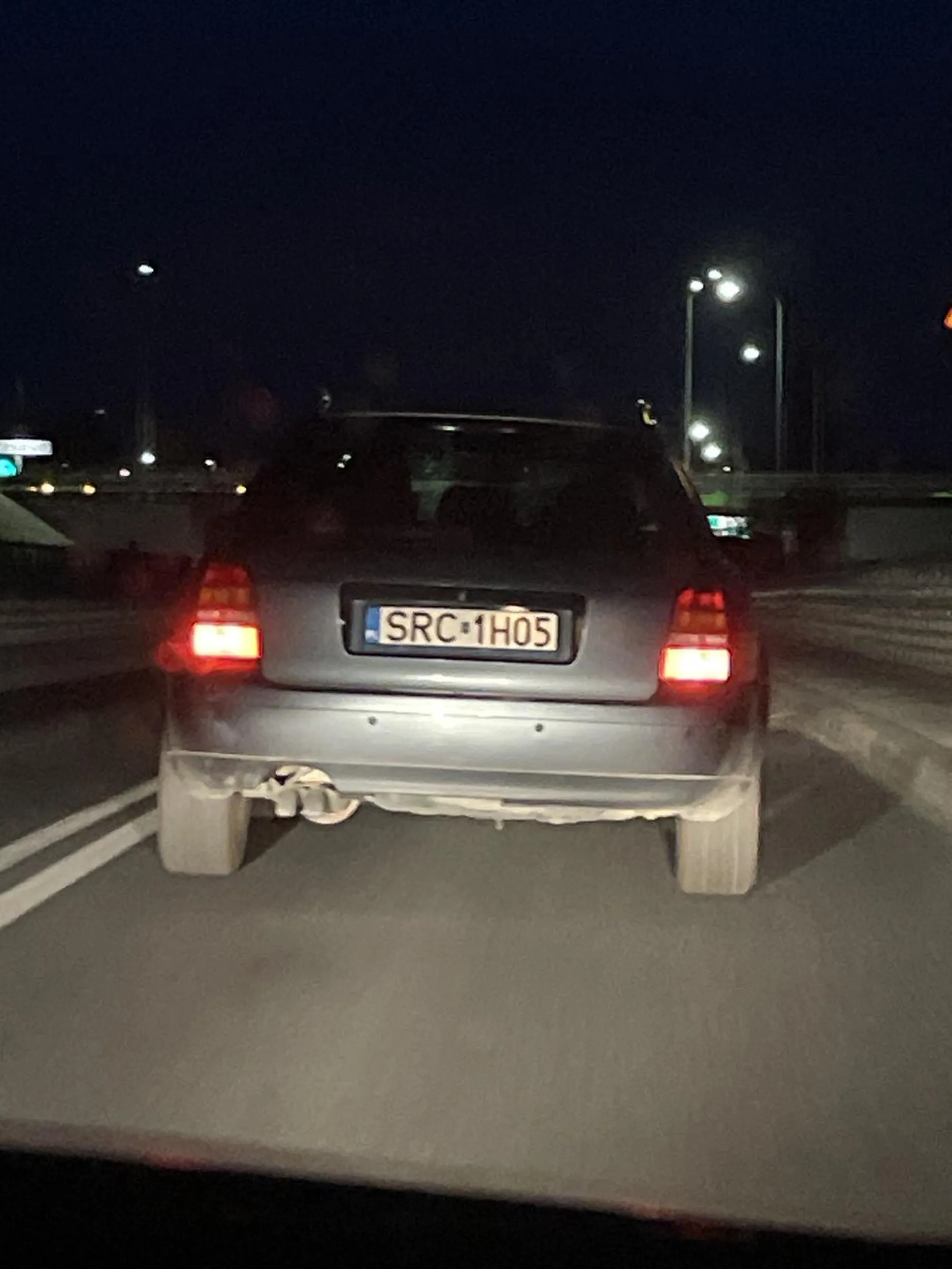 na 90ce jedzie 50 wlecze sie jakby droga nalezala tylko dla niego a gdy wjezdza do zabudowanego przyspiesza. Dany audziarz ewidentnie ma problem z rozróżnieniem terenu zabudowanego a niezabudowanego.