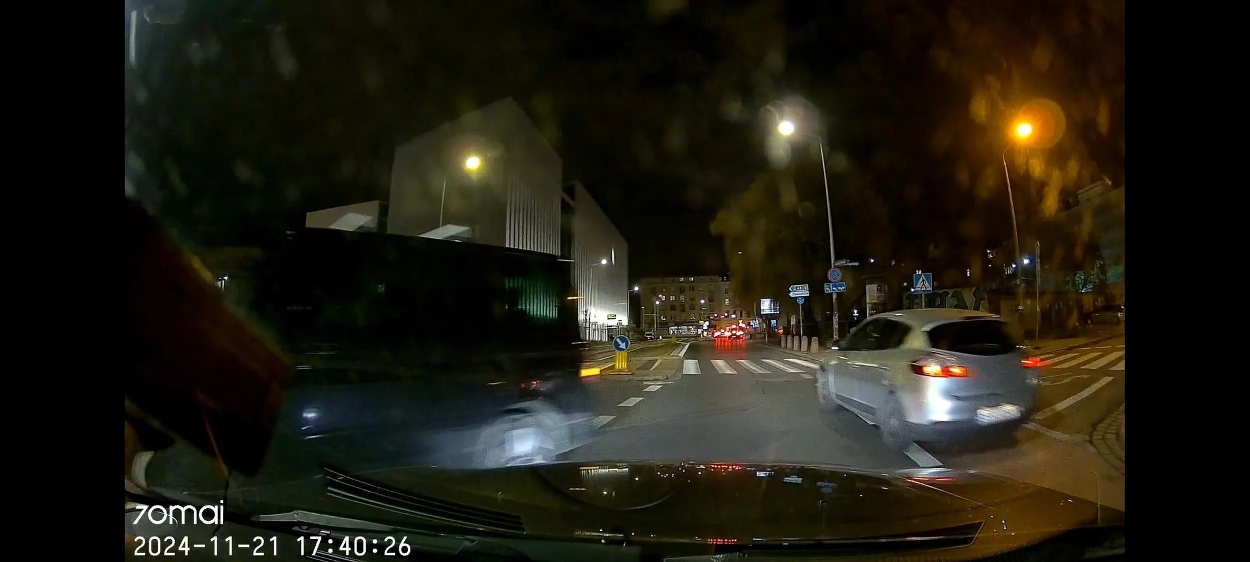 Wyprzedzanie na skrzyżowaniu, bez kierunkowskazów, przed przejściem dla pieszych jadąc po wyznaczonym pasie dla rowerów. Będzie srogi mandat.