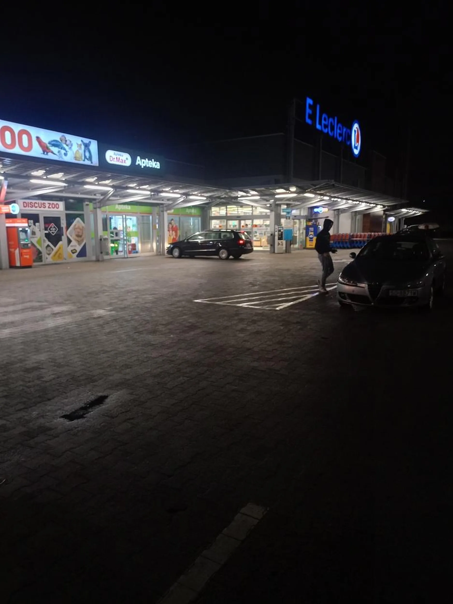 Pan sobie zaparkował pod daszkiem żeby mu nie padało na głupi łysy łeb