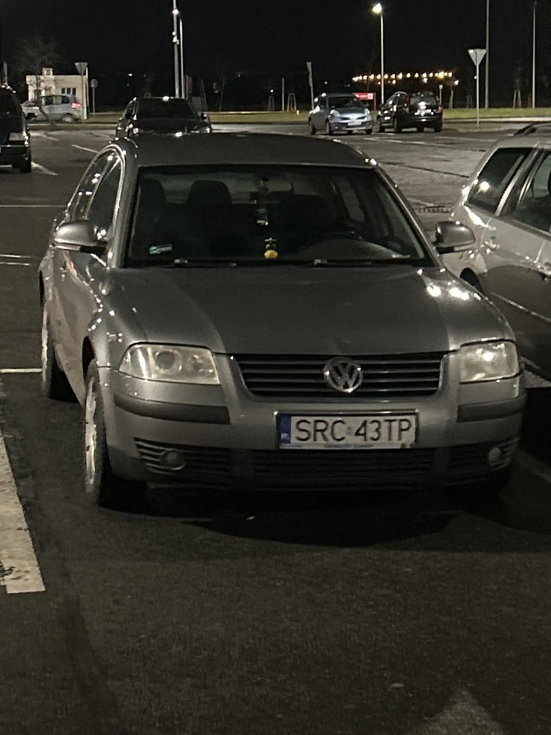 Zaczął długimi świecić, po czym wyszedł szczekał na mojego psa i nasikał na tylnią oponę mówiąc że szcza na biedę. Też ma Passata biedak.