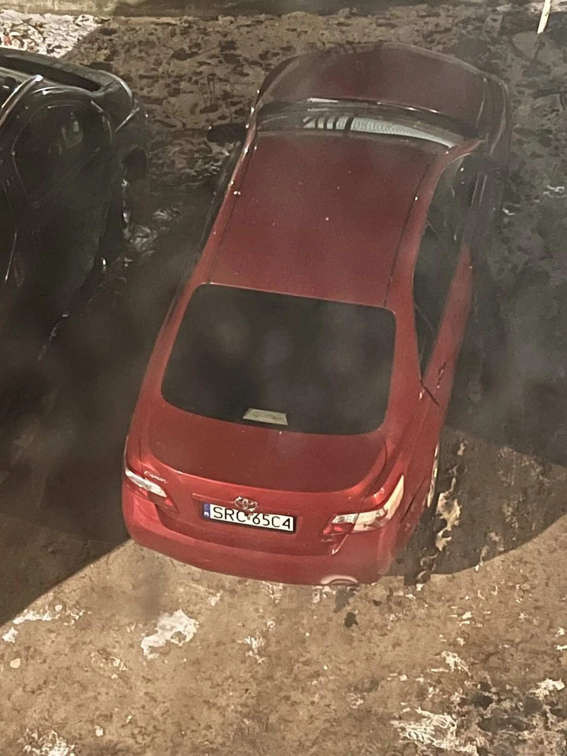 Stoi już kilka dni pod oka i ma odpalonym silniku po kilka godzin