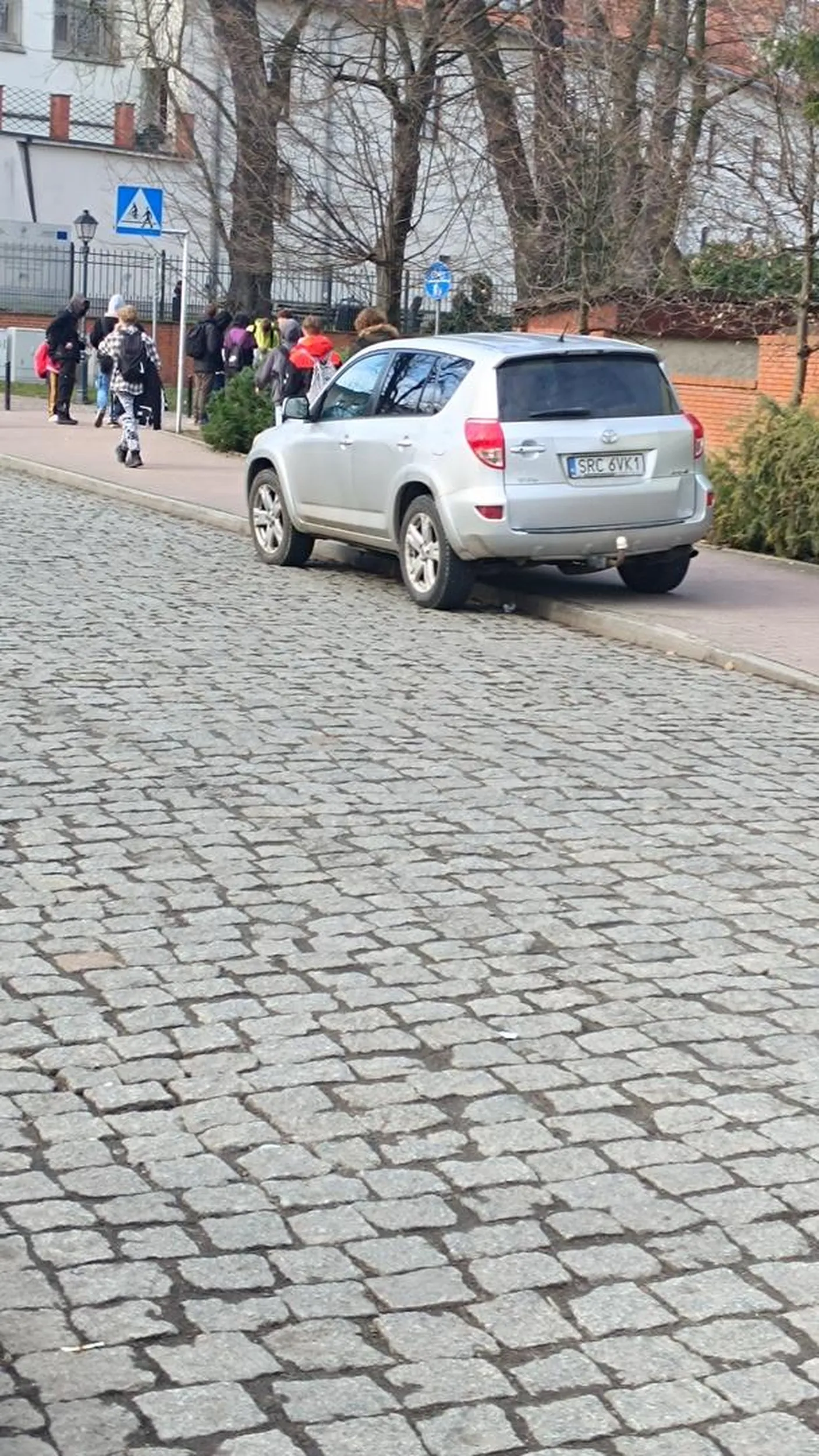 Stoi na zakazie zatrzymywania się, blokuje ciąg pieszo rowerowy.