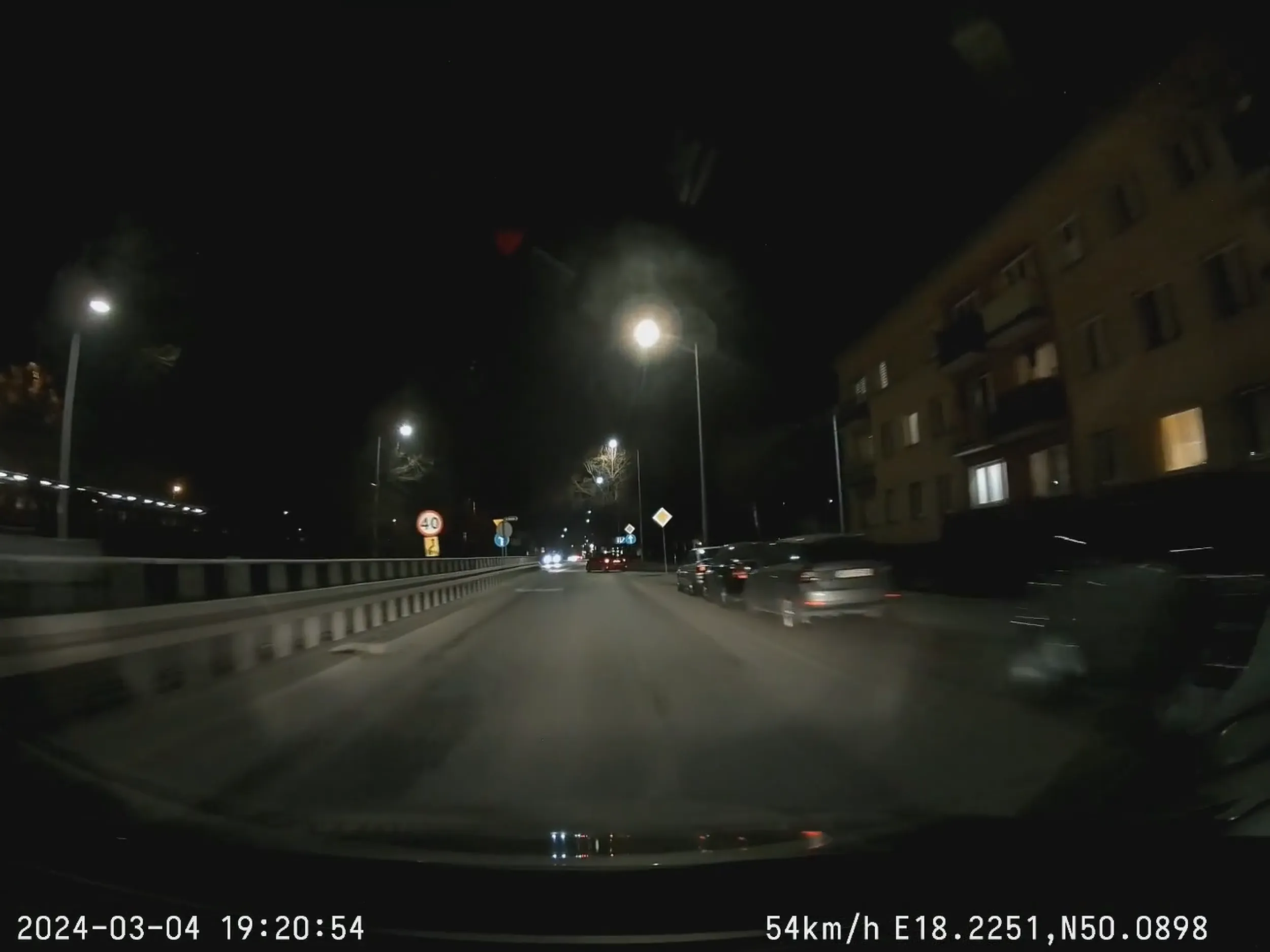 Kretynka wymusza pierwszeństwo, a następnie zamula 30 km/h, tworząc za sobą sznur aut. Polecam zbiorkom jeśli jazda samochodem cię przerasta. https://streamable.com/b126ff