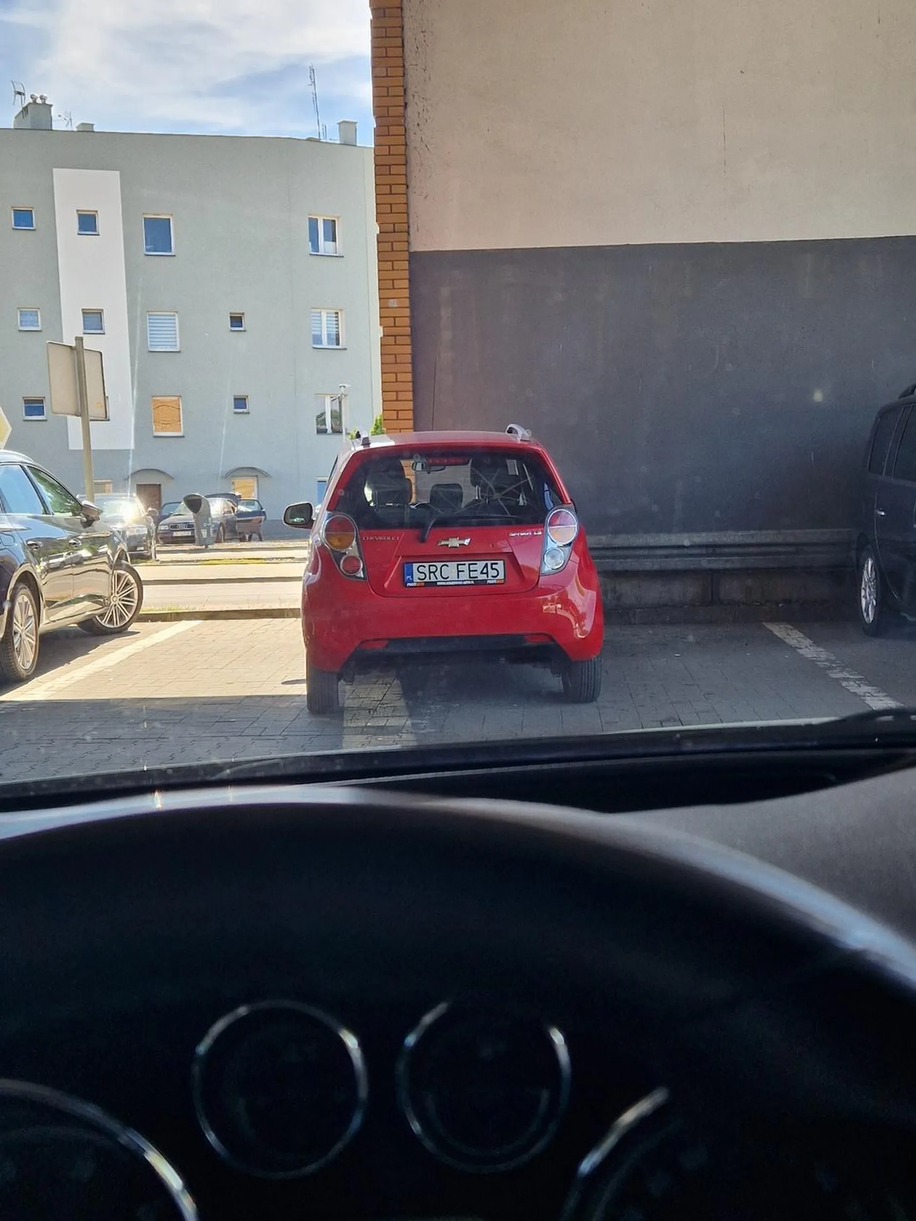 Zaparkował tak jak jeździć potrafi.