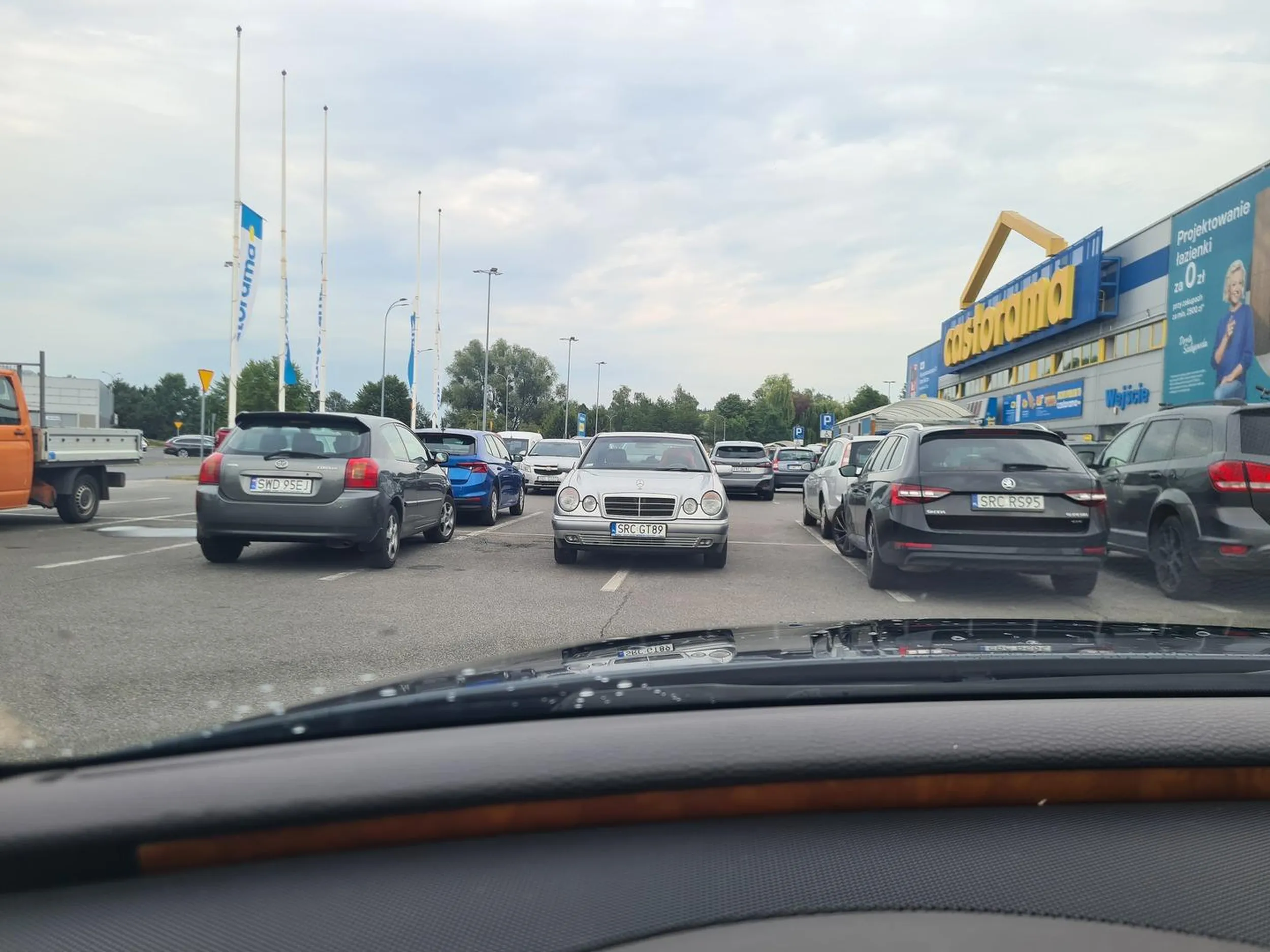 I cyk , 4 miejsca zajęte. Polecam zainteresować się kolorowankami dla dzieci , one pomogą Ci nie wyjeżdżać za linie ...