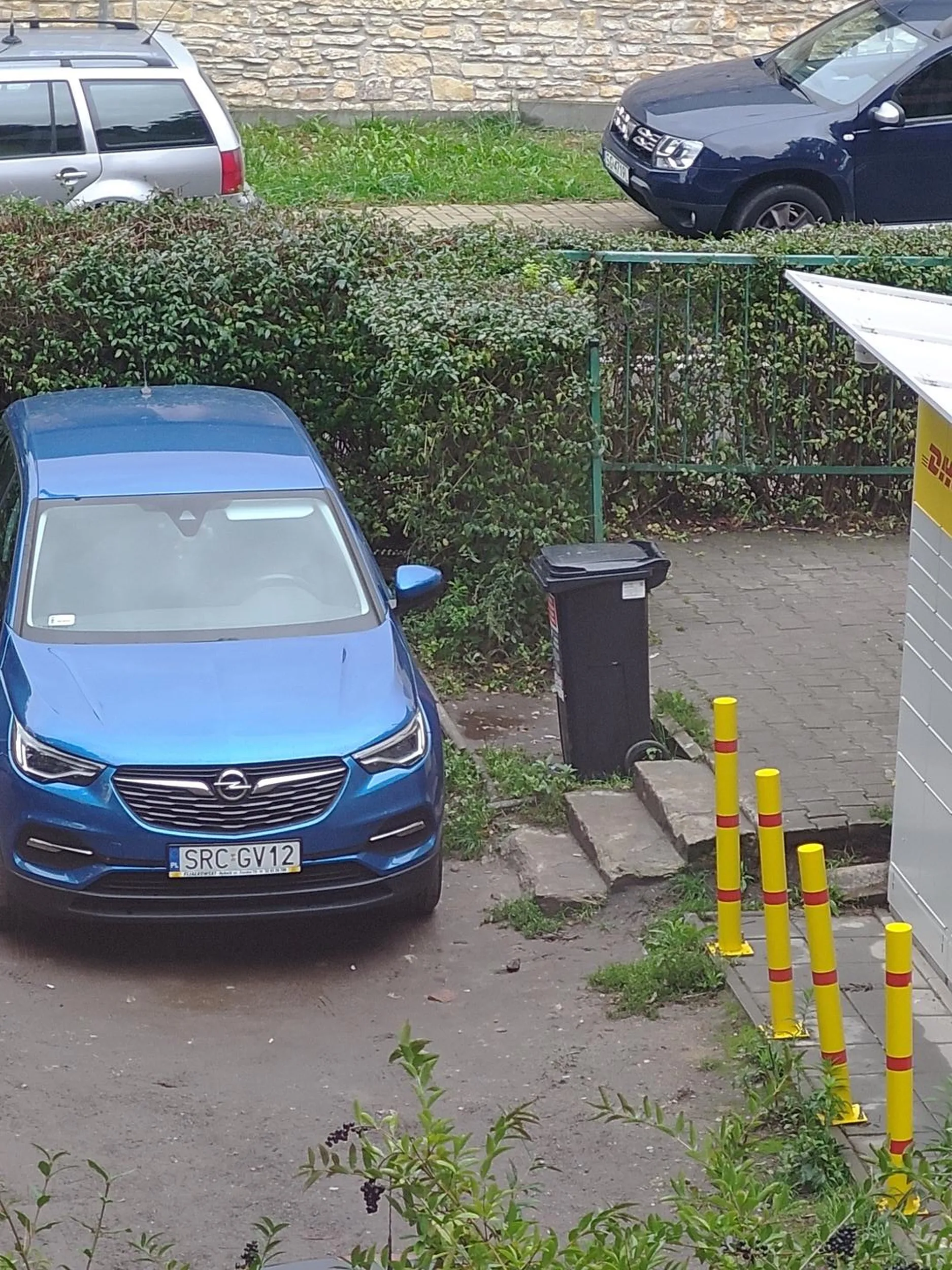 Pozdrawiam idiotę który pięknie zaparkował na czas mszy pod wejściem sklepu. Klienci nie mogą wejść z wózkiem do sklepu.