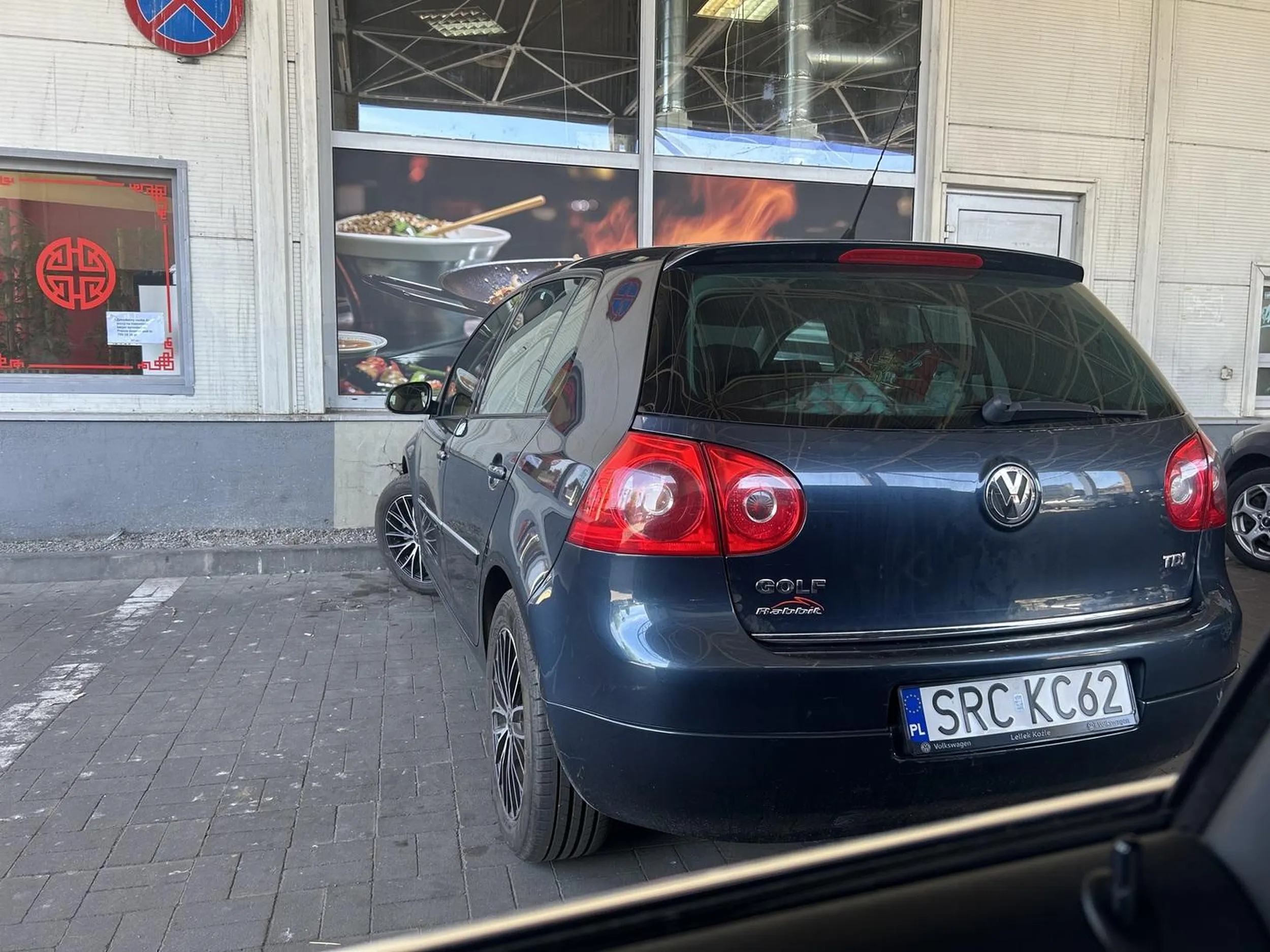 Stanęła na dwóch miejscach i nawet nie pomyślała aby wycofać i stanąć prawidłowo porażka. Parking oblegany bo godzina szczytu a ona taką manianę odjebała