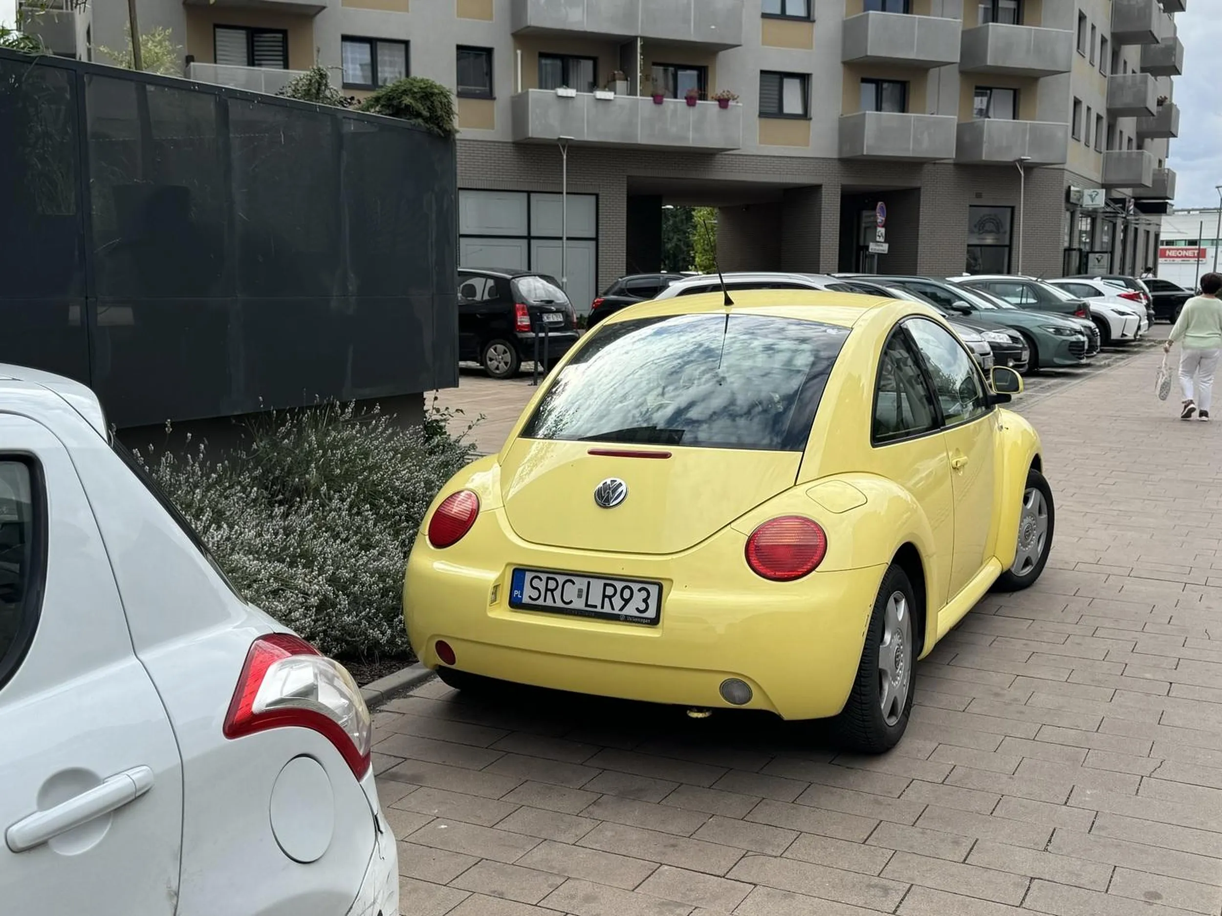 Blokowanie chodnika w strefie zamieszkania. Prawo jazdy z chipsów.