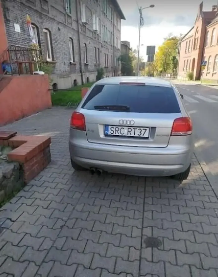 Arogancka  dresiara, która podjechała pod sklep ,zapewne po małpkę. Wulgarnie zareagowała na grzeczną prośbę o nieblokowanie chodnika. To okolice kościoła i, co ważne przychodni. Obok darmowy parking. Ale dresiarę chyba ssało.