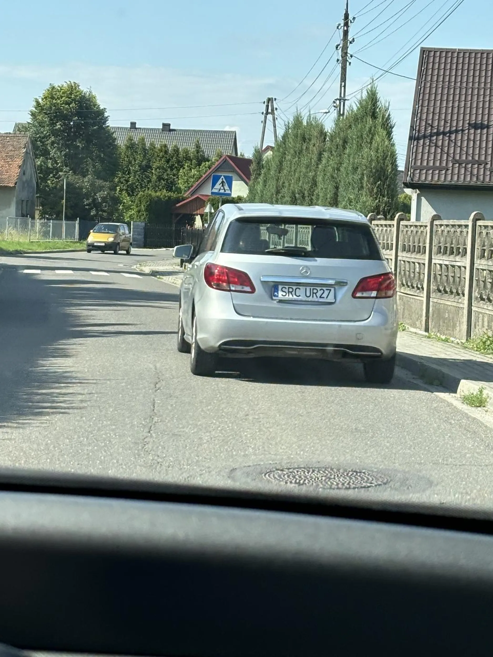Koleżanka niech patrzy na znaki, rozumiem że teren zabudowany ale 20km/h to już jest przesada, do tego jazda od prawej do lewej