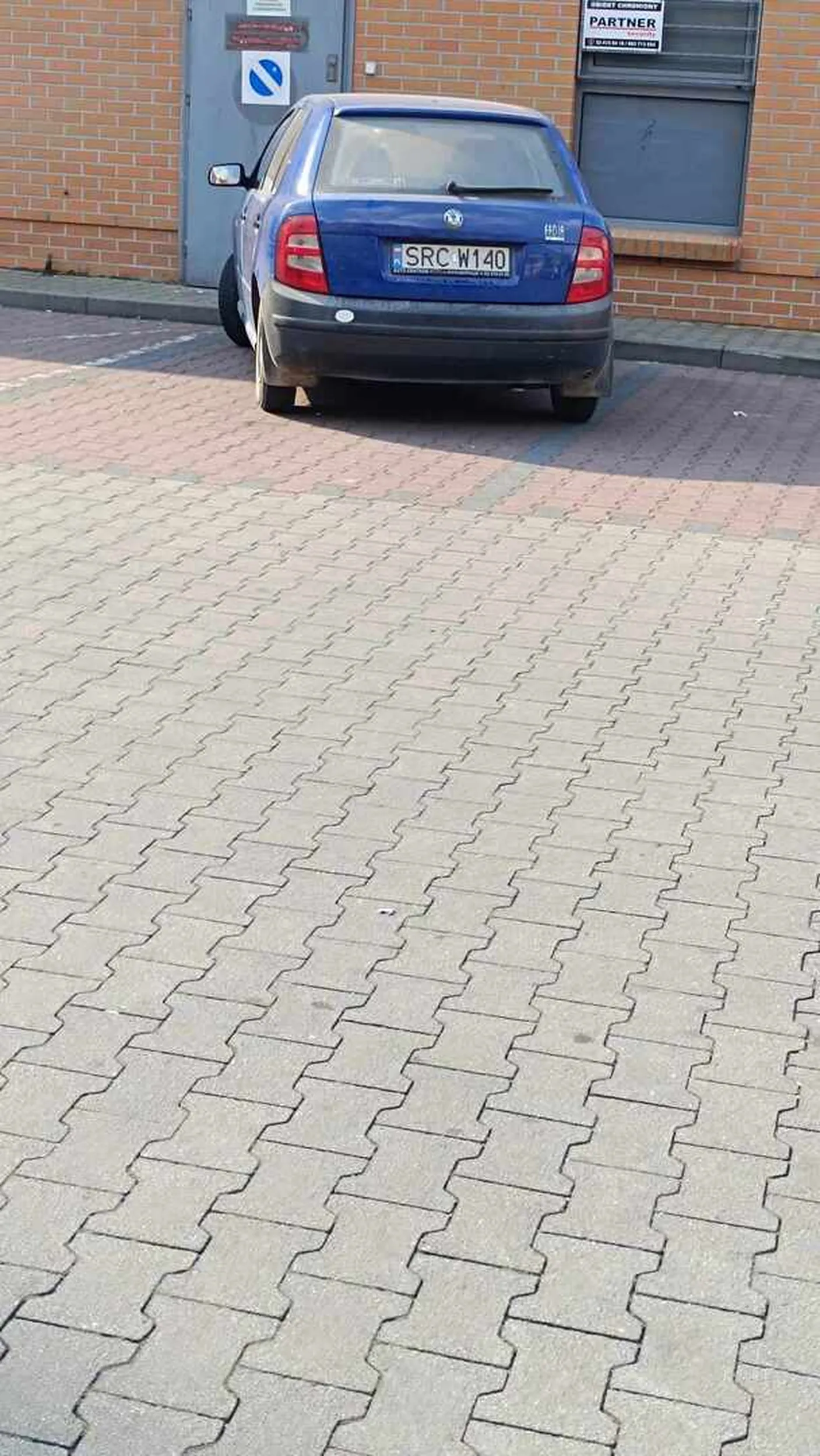 Opa nie powinien mieć ważnych uprawnień bowiem jego jazda jest zagrożeniem samym w sobie a skoda zajmuje tyle miejsca ile sowiecki Czołg T34-85, pan prawdopodobnie dalej w głowie jeździ czołgiem stąd parkowanie pod biedra w ten sposób