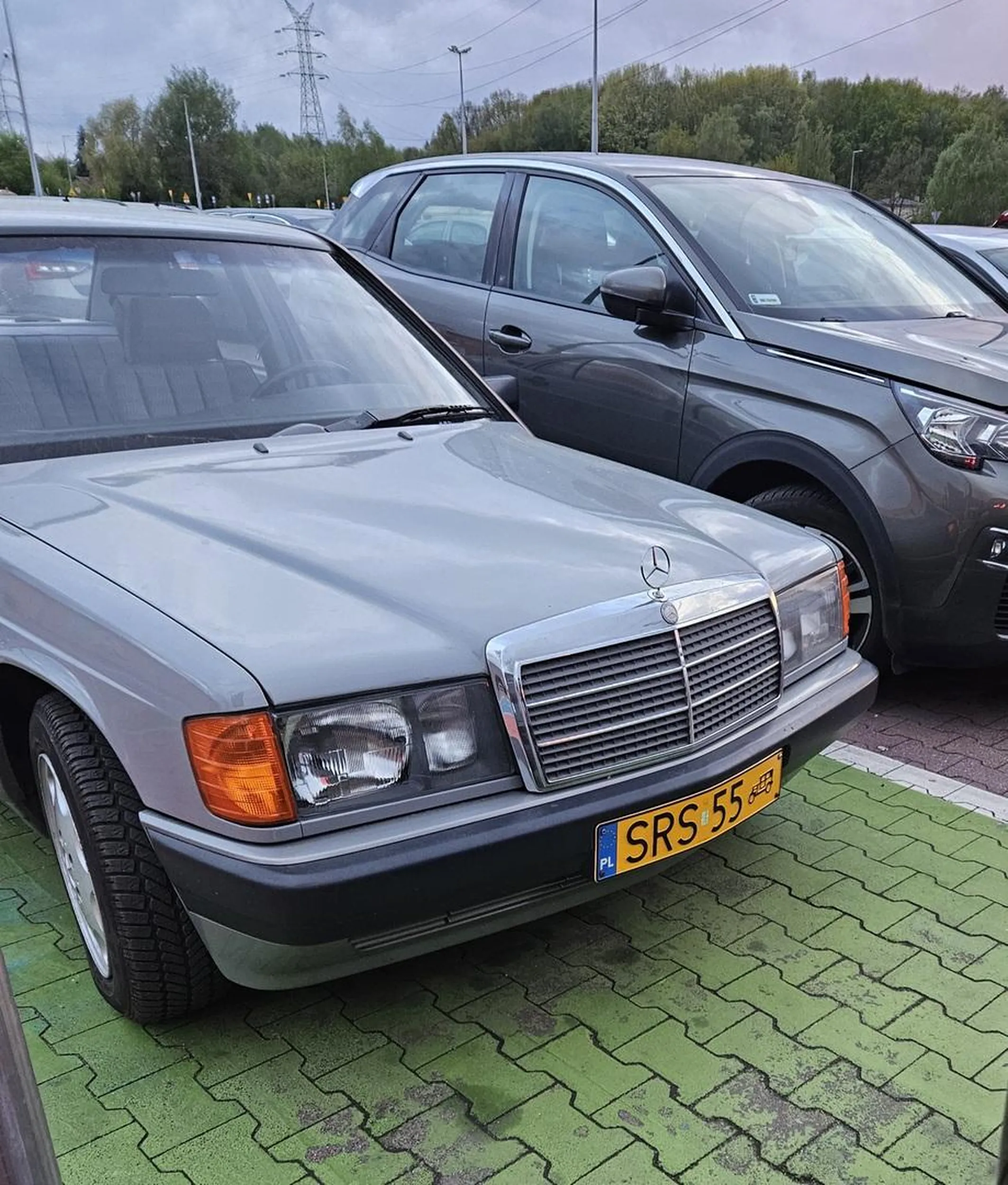 Stary samotny chłop parkuje na moich w miejscu dla kobiet z dzieckiem.