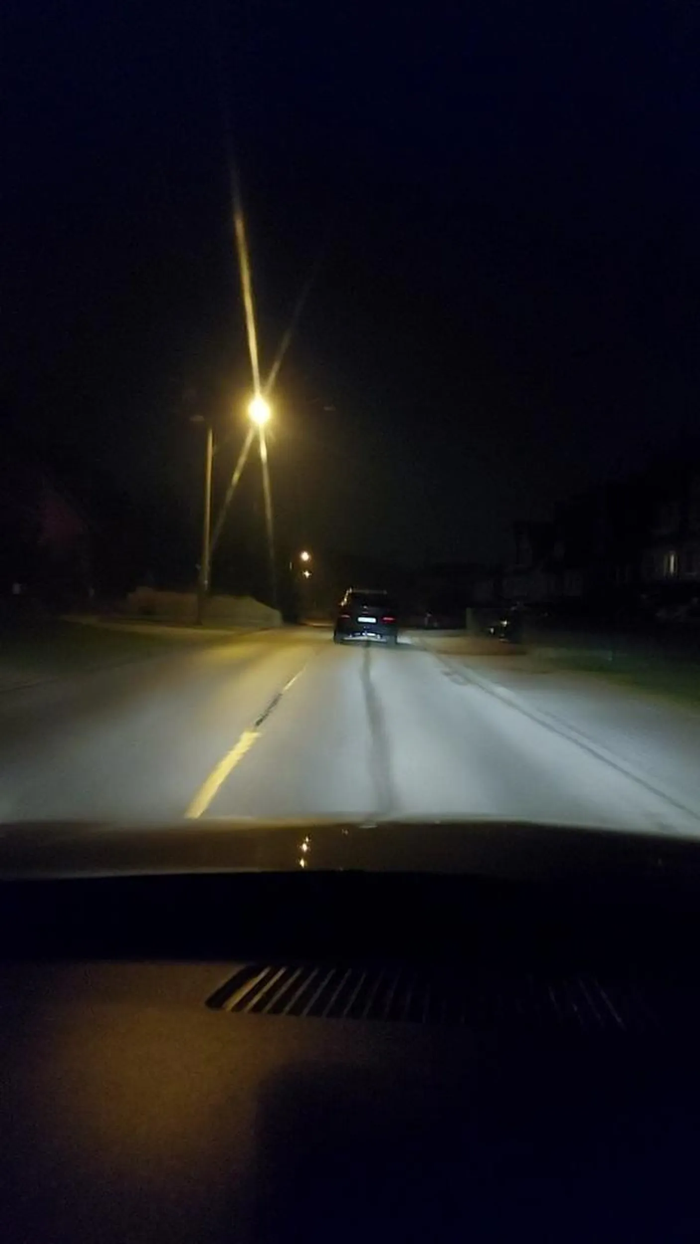 Kiedy wreszcie ludzie się nauczą, że na światłach do jazdy dziennej nie jeździ się po zmroku?! Kierowca nie reaguje nawet na sygnały świetlne. Do pierwszego wypadku!