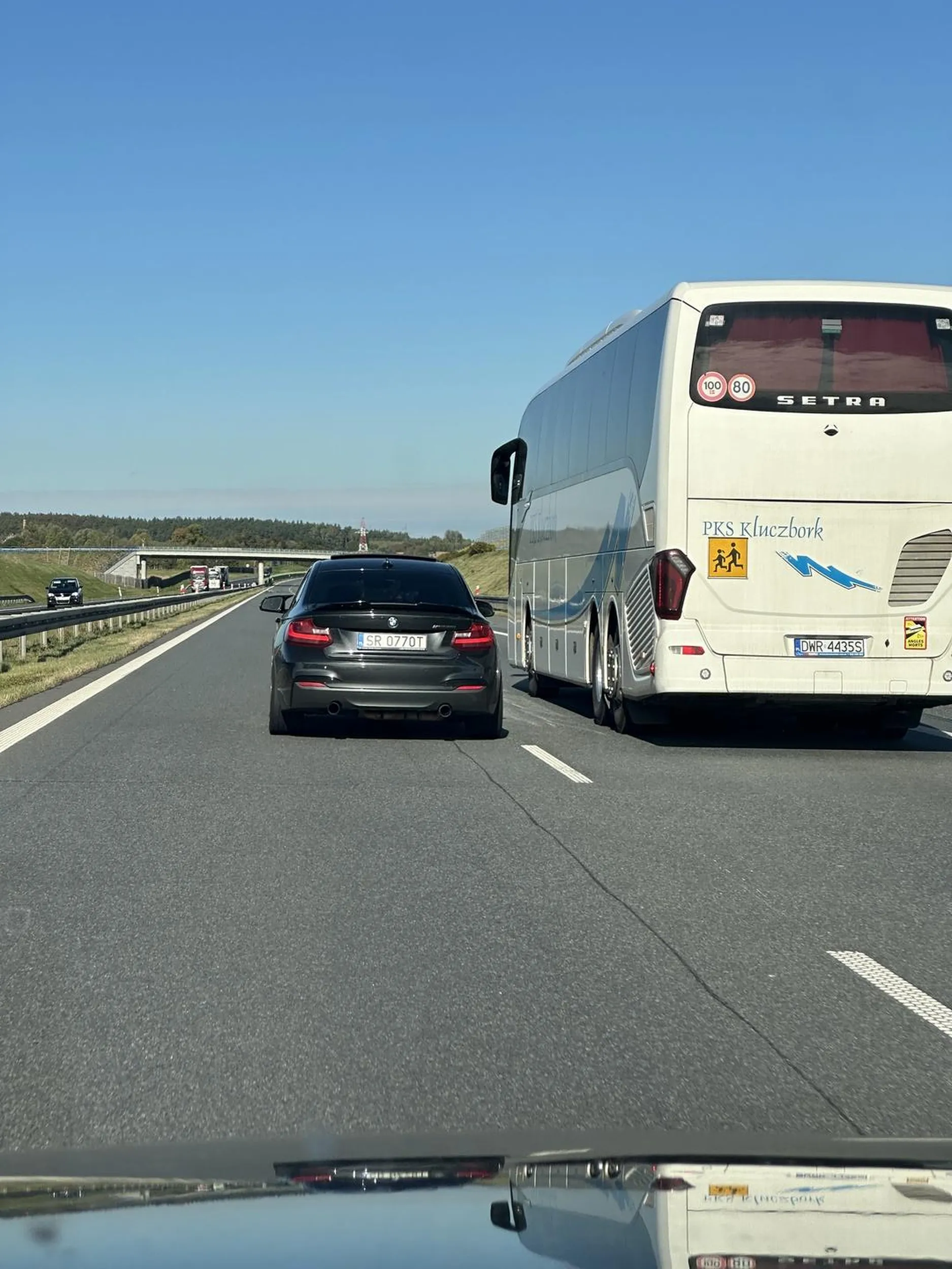 Dzida z bebzunem i szkaradnymi czarnymi włosami chodząca jakby była upośledzona. Blokowała lewy pas na A1 co chwila przyspieszając tym pierdzacym BMW i zwalniając.