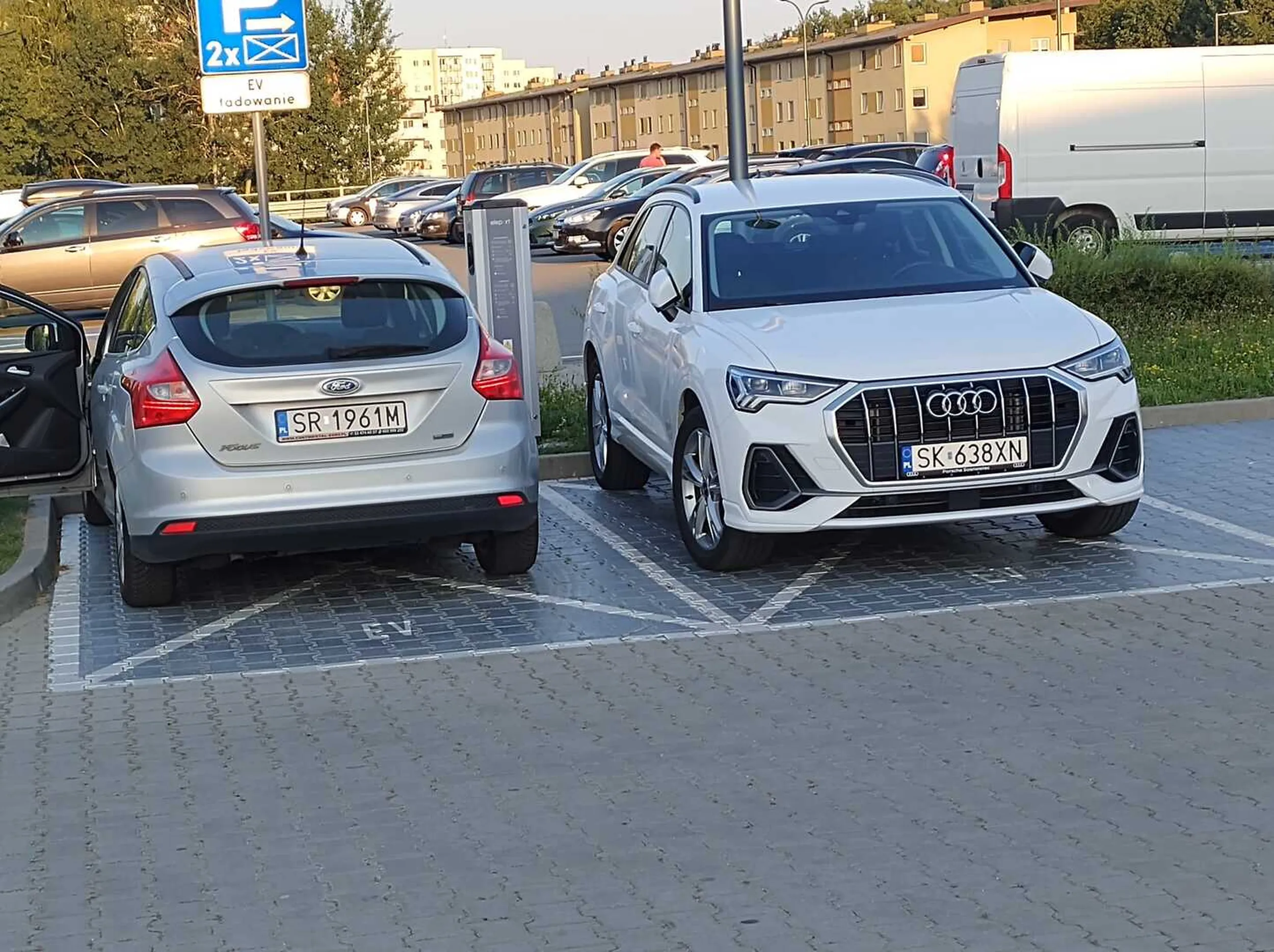 śmieć zajmuje miejsce do ładowania elektryków swoim złomem