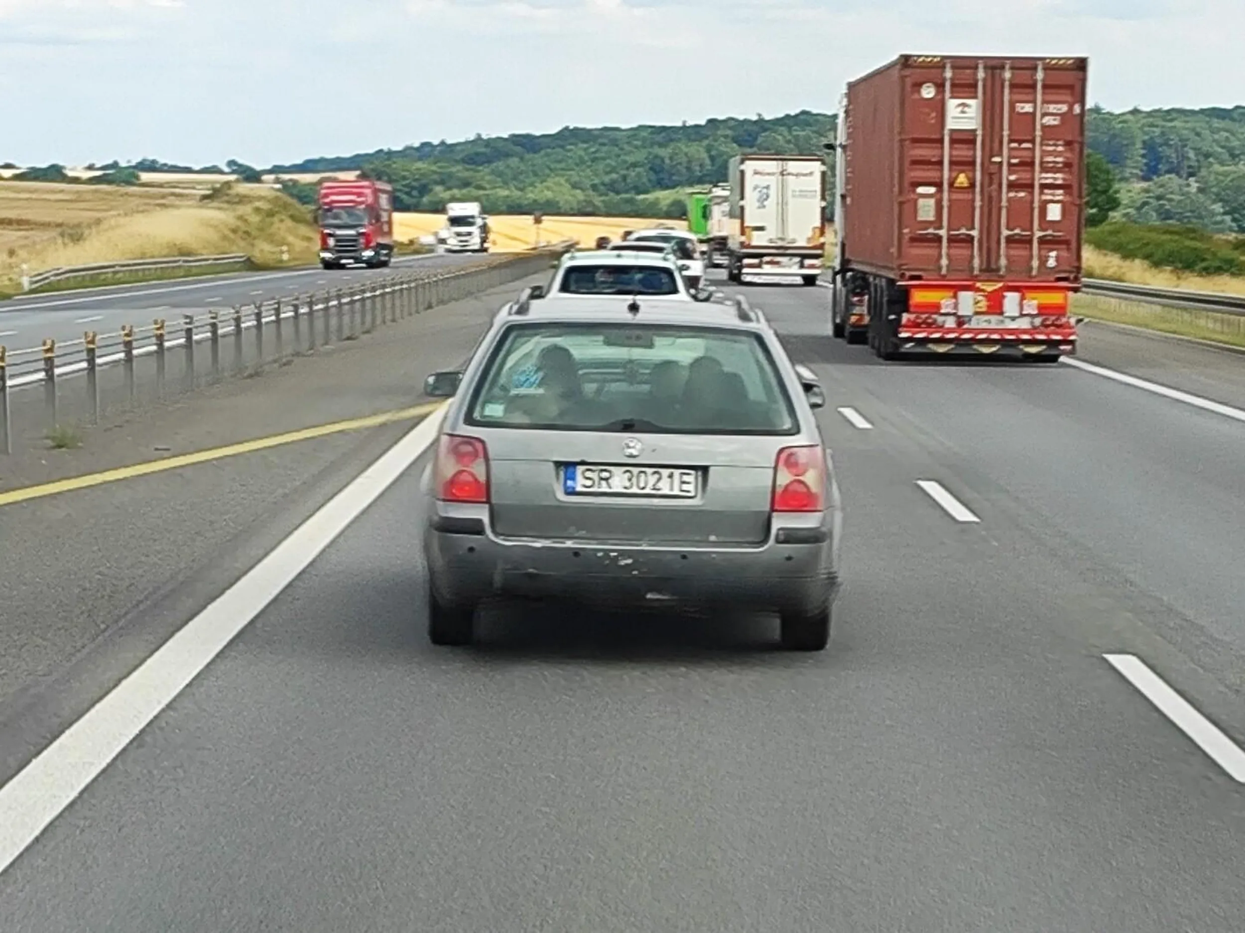 8.0724, ok. 16:30 kierujący tym autem zatrzymał się na autostradzie (A4), na lewym pasie, żeby zabrać pasażera (już samo to wskazuje na wysoki stopień ... bezrefleksyności kierującego i jego towarzysza - sądząc po ich rynsztunku, to ekipa malarzy/gipsiarzy), Po obtrąbieniu (nie jest łatwe wyhamować przed takim łosiem, zwłaszcza z towarem za plecami), w ramach potwierdzenia braków intelektualnych i emocjonalnych, osobnik gatunku homo (wydawałoby się, że sapiens), wyprzedzając rzucił czymś w mój samochód, czym uszkodził drzwi. Sprawa trafi na policję, ale uważajcie na tego [autocenzura].
