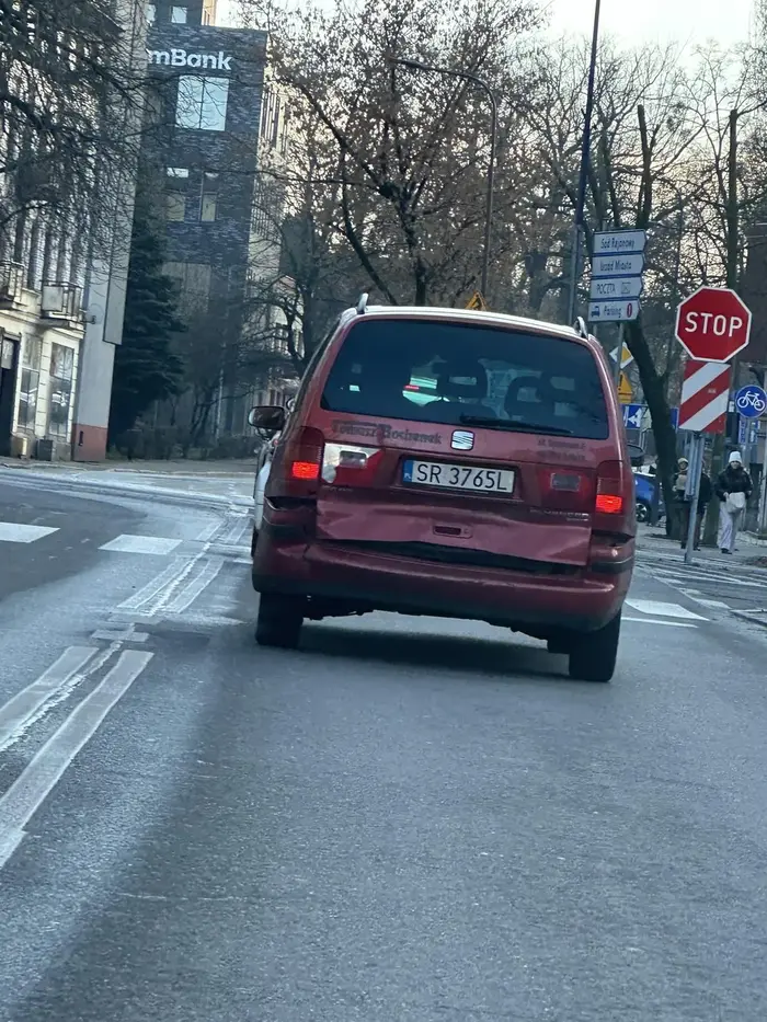 Gratuluję kierowcy odwagi za jazdę z takim stanem technicznym po samym centrum Rybnika.