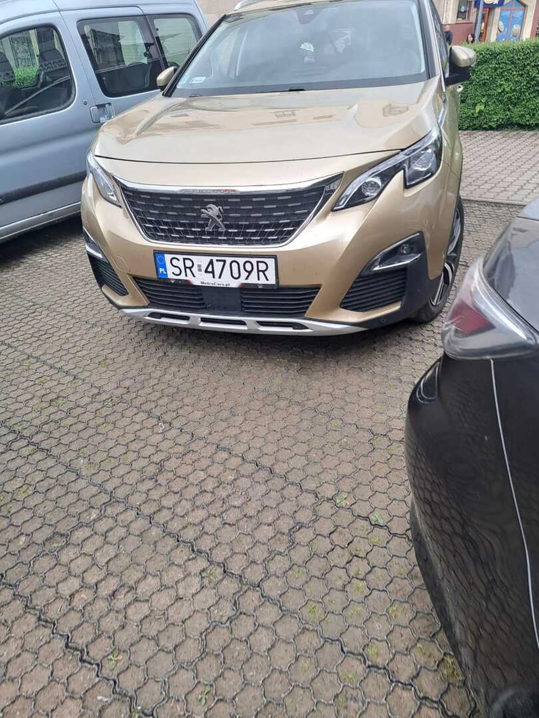 Naucz się parkować i nie blokować wyjazdu bo chyba prawojazdy w chipsach wygrałeś/as