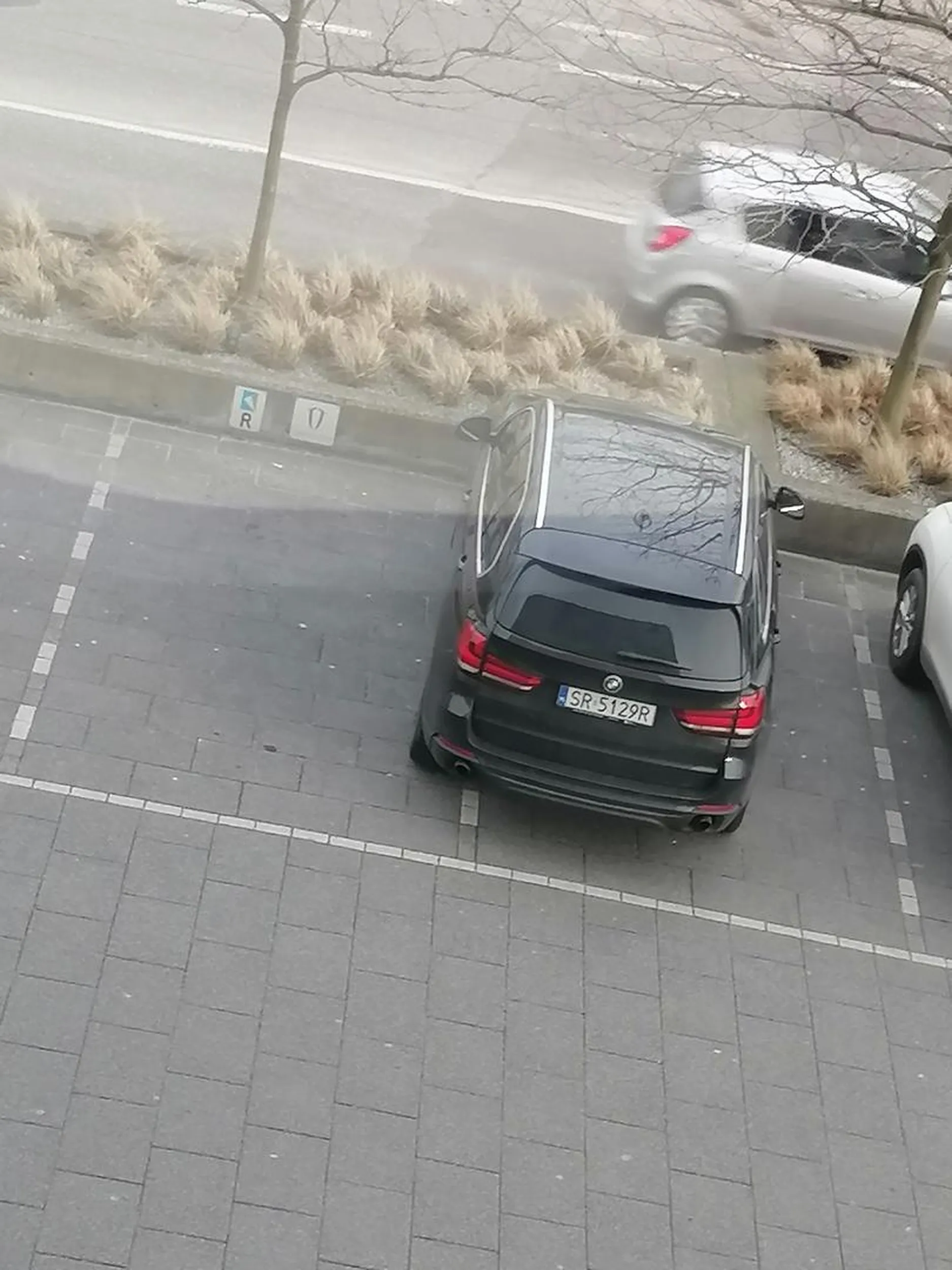 Kierowca staje na dwóch miejscach ponieważ jest leniwy i mu się nie chce poprawić, nie polecam