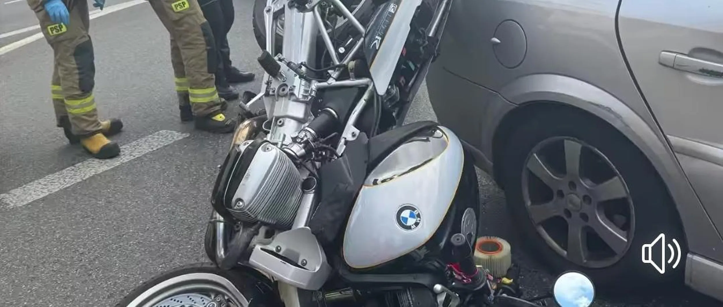 Przygłupi ślunski babsztyl, wymusił pierwszenstwo.