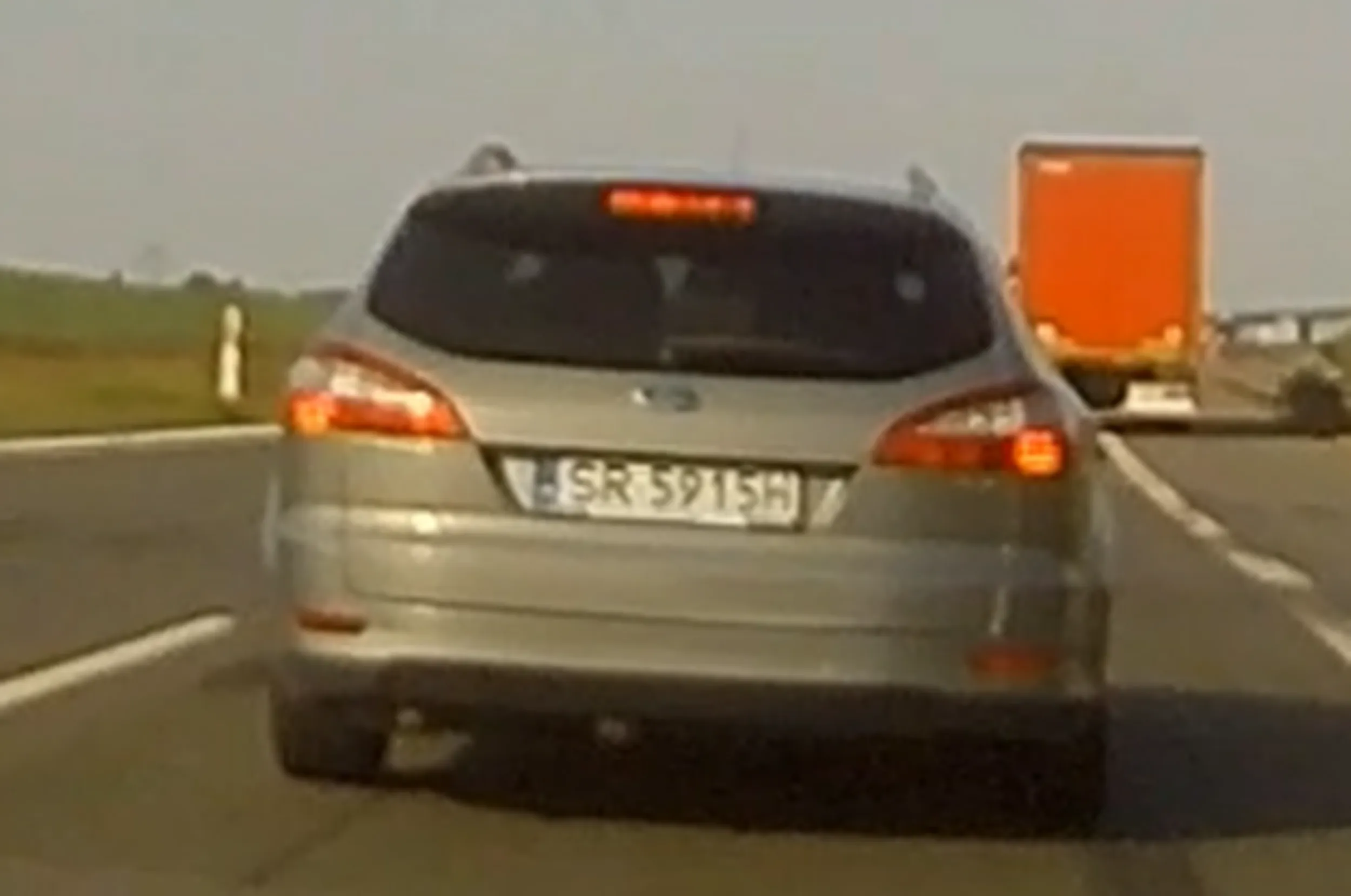 widze ze faktycznie pan z tego autka ma tendecje do powtarzania swoich czynów tak jak napisała to osoba przede mną kilka miesięcy temu :) zachowanie bez zmian i kolejne wyhamowanie na A1