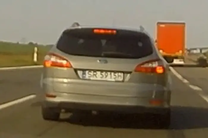 widze ze faktycznie pan z tego autka ma tendecje do powtarzania swoich czynów tak jak napisała to osoba przede mną kilka miesięcy temu :) zachowanie bez zmian i kolejne wyhamowanie na A1