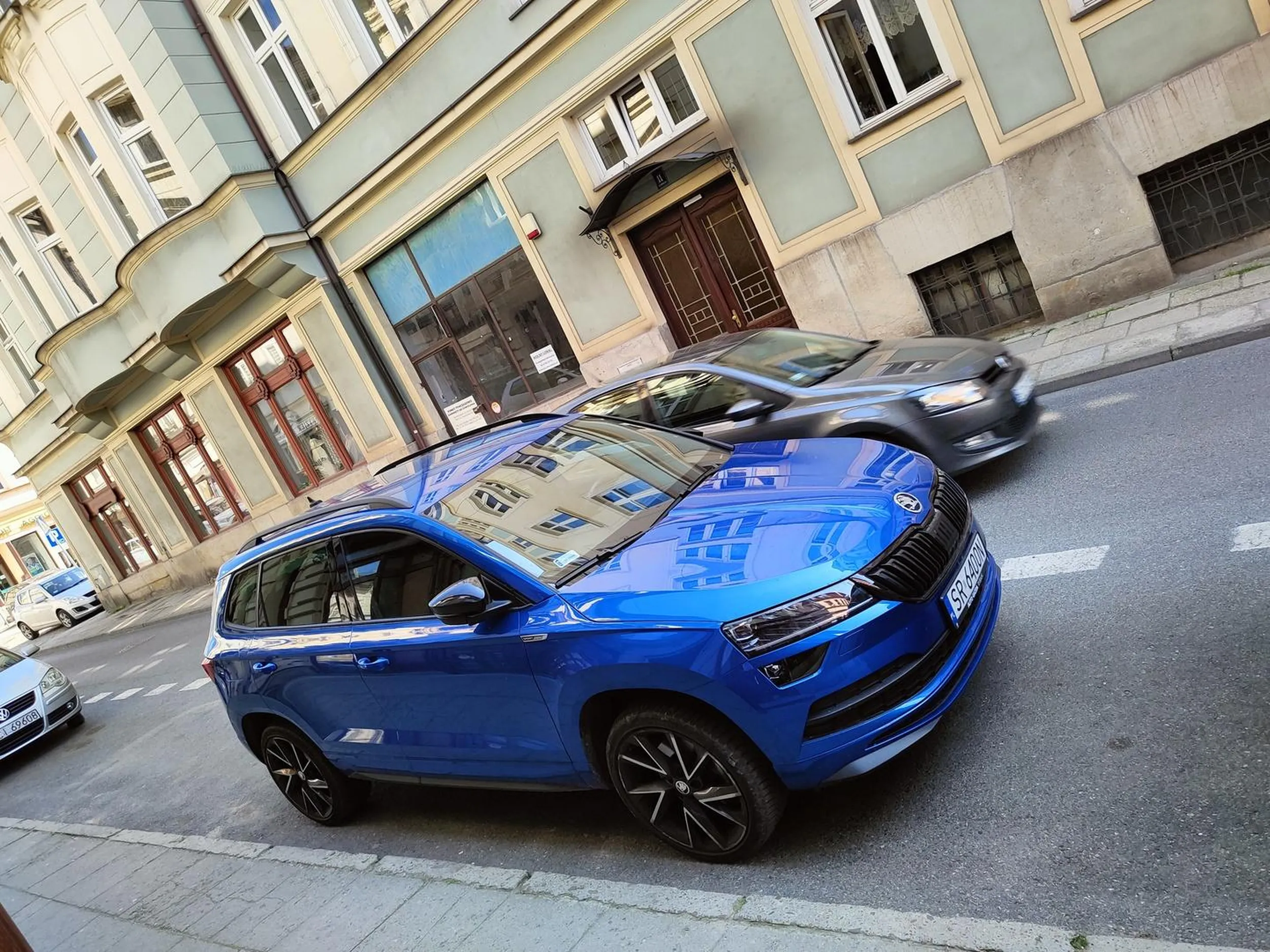 Pani nieuprzejma, po wyjechaniu 2 niemalych samochodow stanęła na środku 2 miejsc i nie widzi problemu. dopiero po prośbie podjechania o metr do przodu udało się jej to. Niepotrzebna dyskusja  z jej strony skłoniła mnie do napisania tego komentarza.