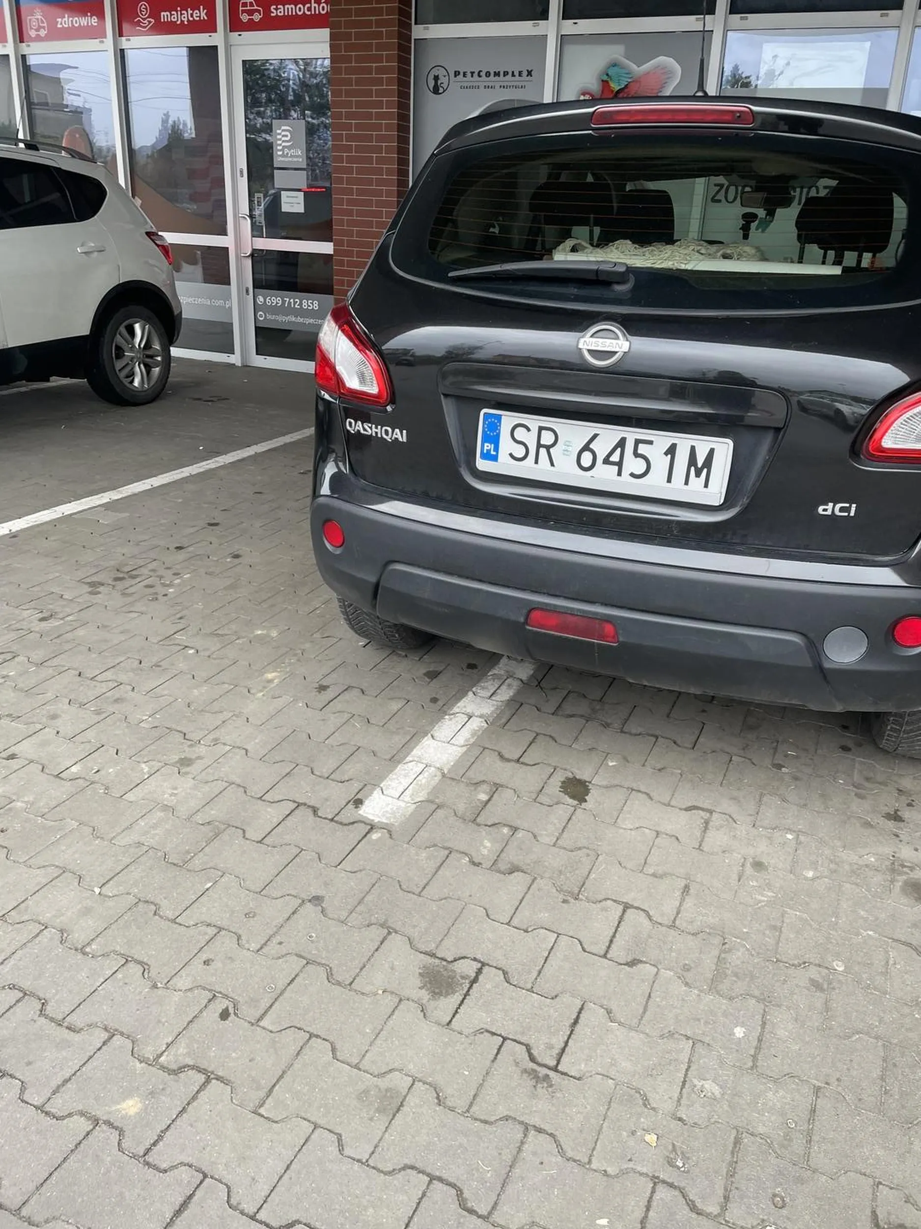 Notorycznie parkuje tak jakby się nie nauczył wjeżdżać między linie…