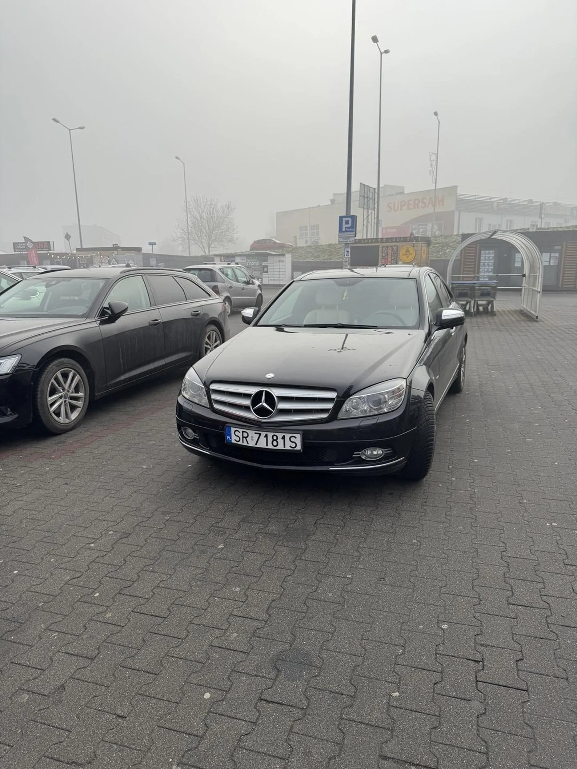 Pani zdziwiona, że powinna parkować na miejscu do tego wyznaczonym, a nie na środku drogi. Ponad połowa parkingu była wolna.