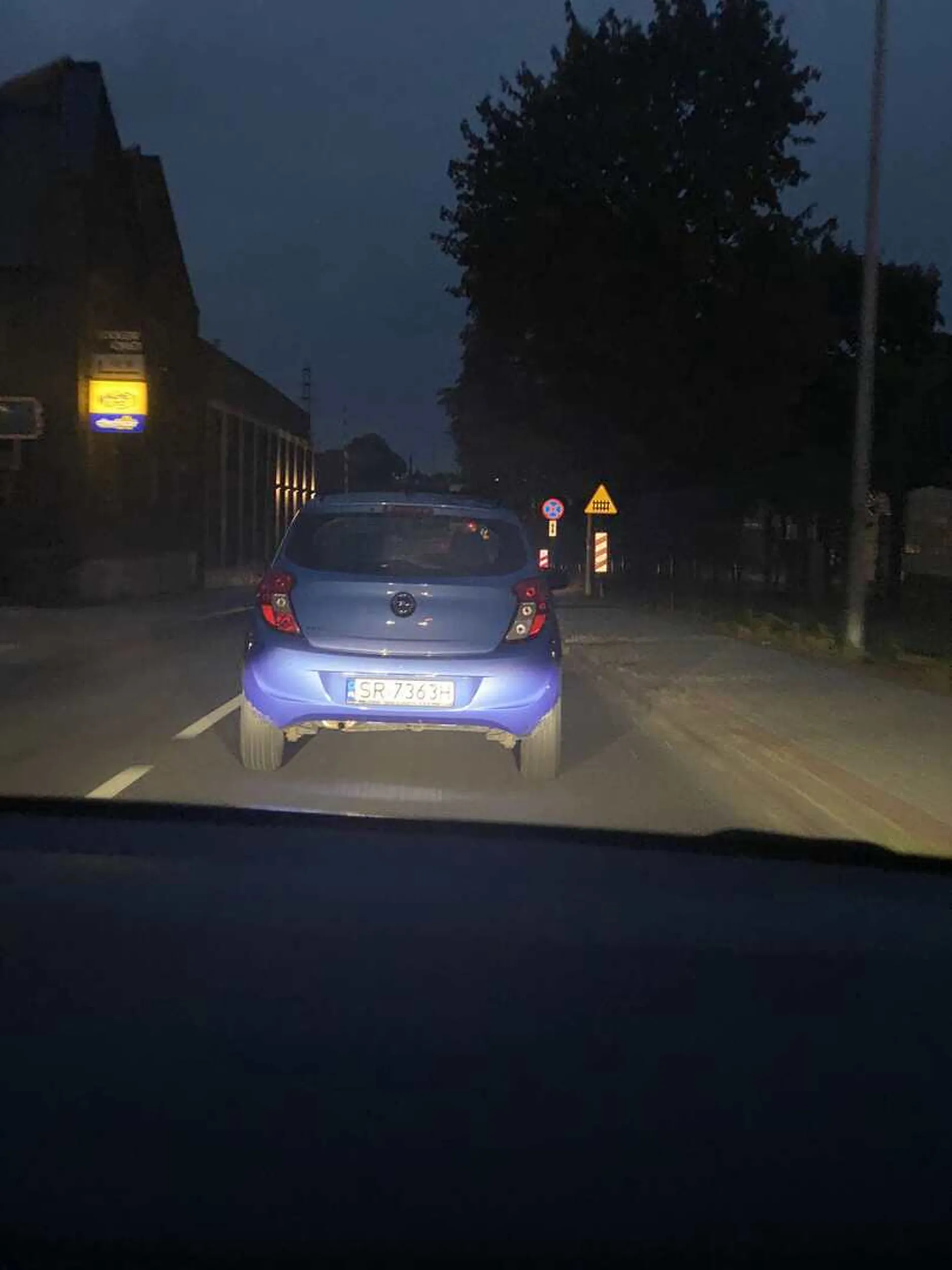 Pani bez grosza kultury na drodzę, dodatkowo stwarza zagrożenie w ruchu lądowym jadąc w nocy bez świateł. Pani kładzie lacha na zwracne jej uwagi że jedzie bez świateł.