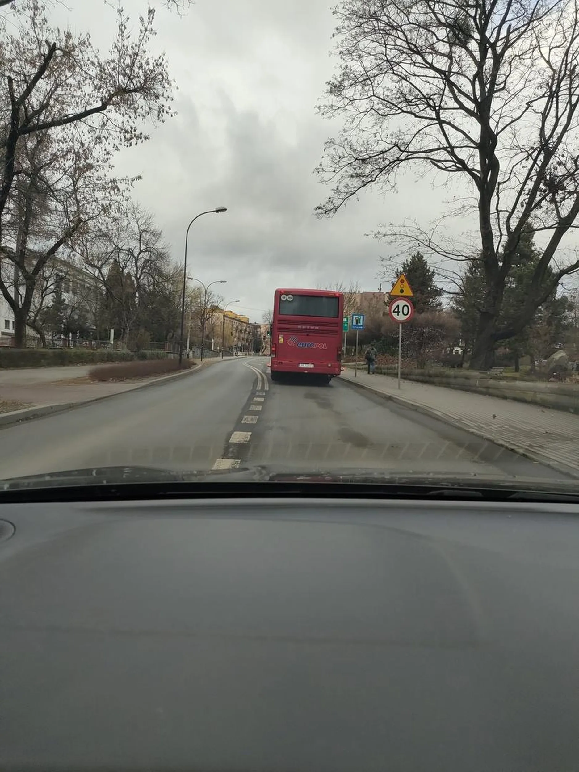 Wymusza pierwszeństwo, przejeżdża przez skrzyżowanie na "późnym żółtym". Trochę słabo, jak na kierowcę autobusu... (Rybnik, godzina 13:30, 17 grudnia 2024)