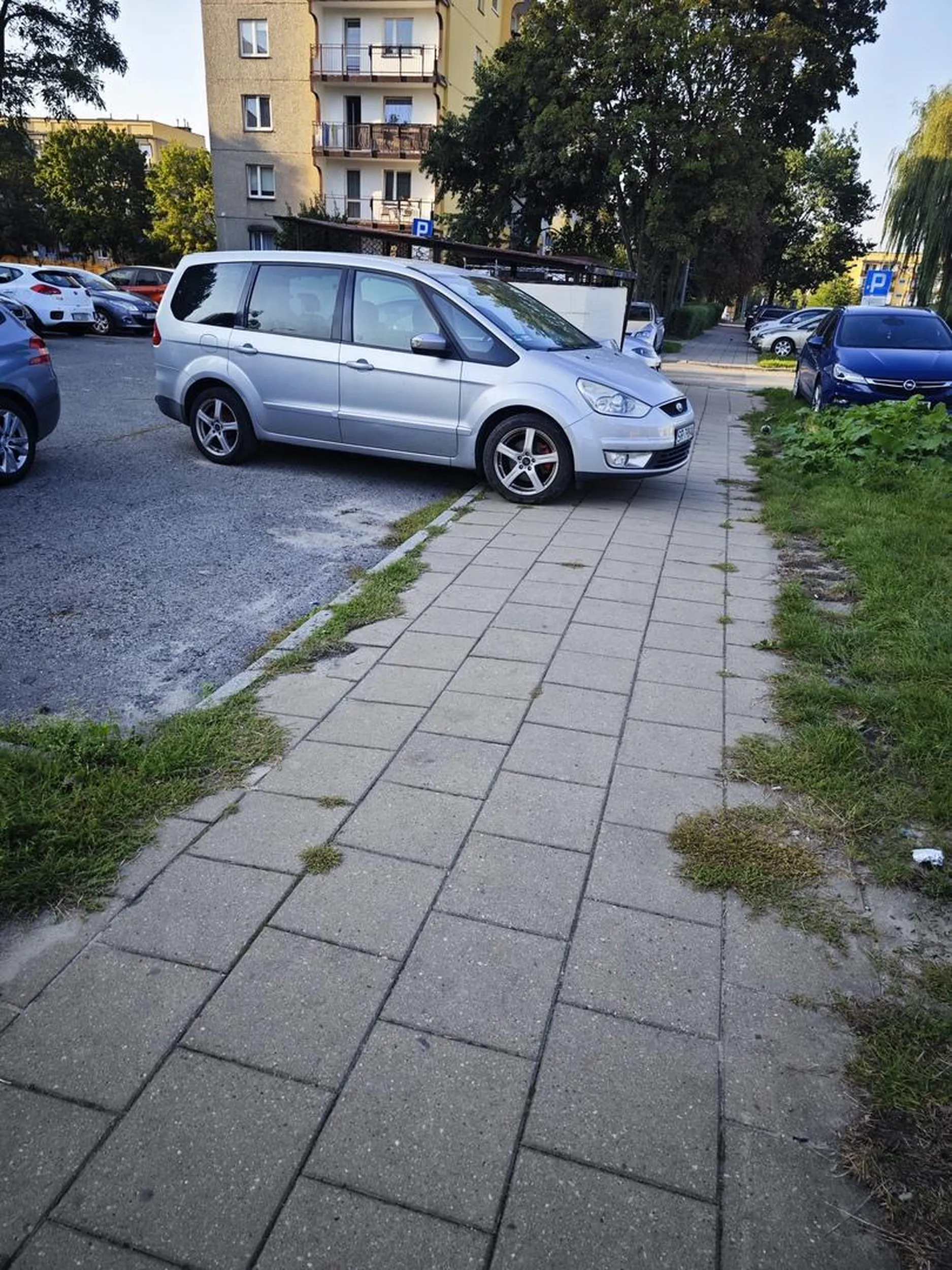 Proszę sobie kupić mniejsze auto albo wrócić na kurs prawa jazdy. Nie pozdrawiam.