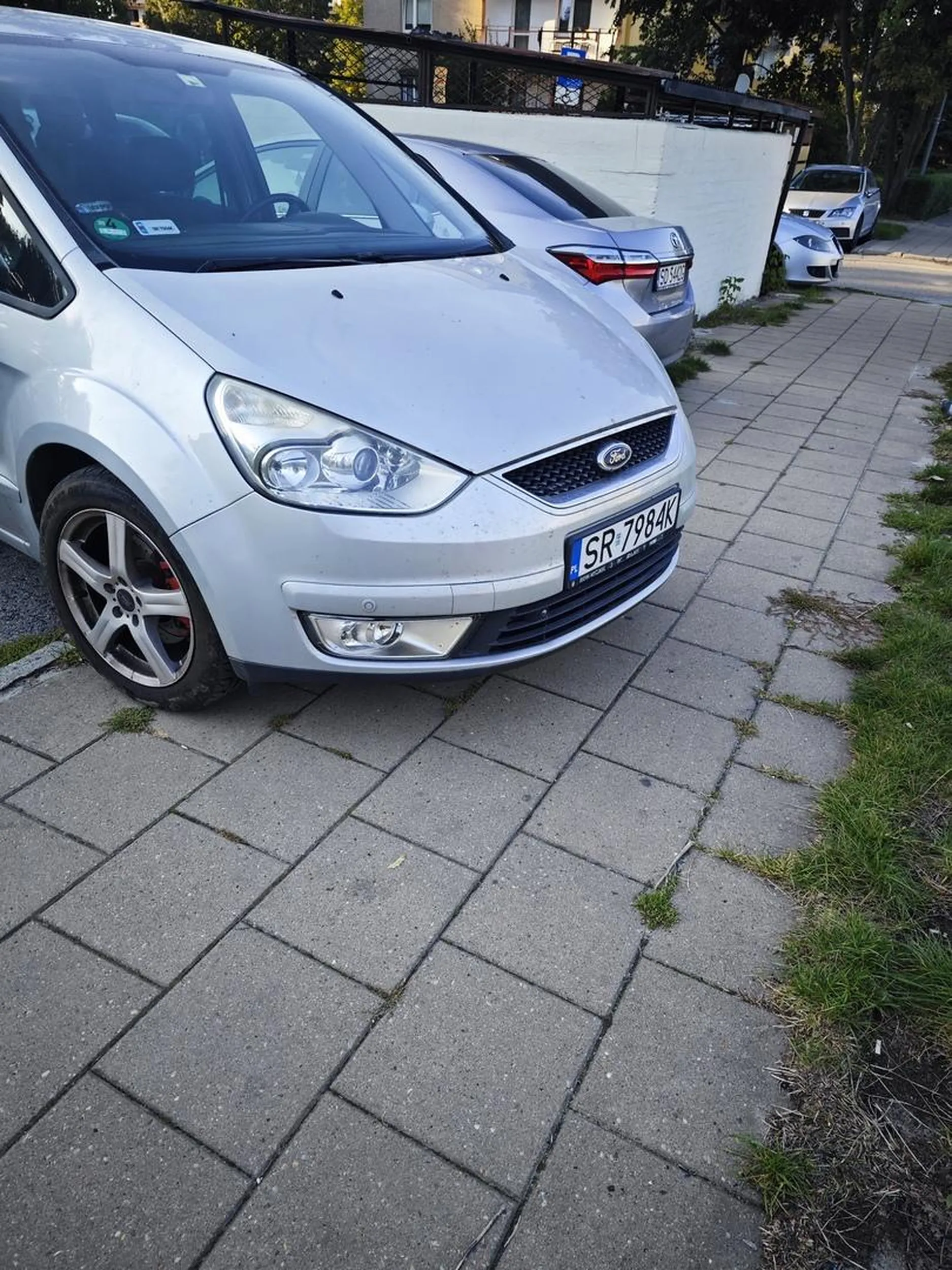 Proszę sobie kupić mniejsze auto albo wrócić na kurs prawa jazdy. Nie pozdrawiam.