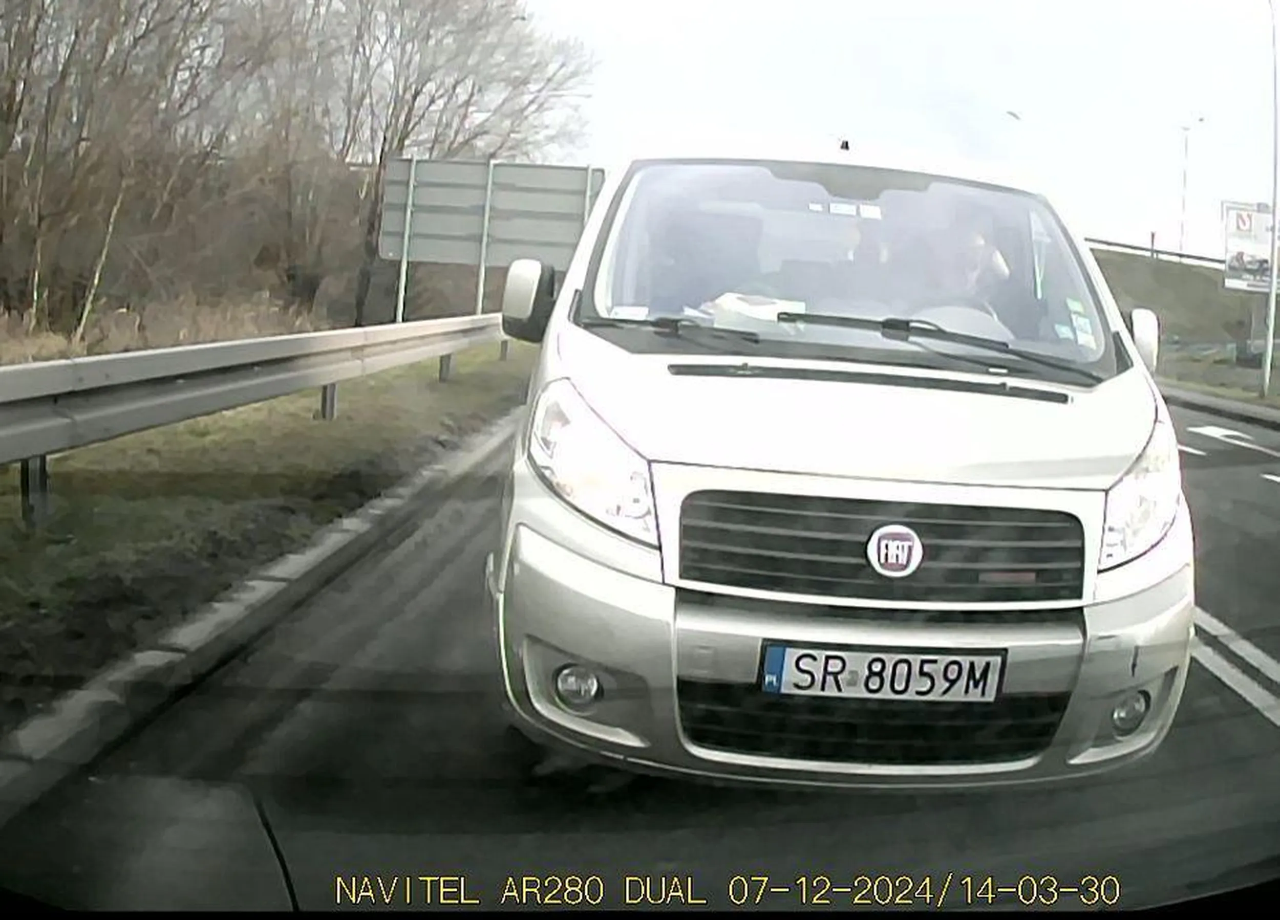 Proszę uważać na narwanego łysego pana z fiata, który używając sygnałów świetlnych i dźwiękowych stojąc za mną na wyjeździe na rondo koło galerii Wiślanka w Żorach (7.12.2024 godz.13:00) wymuszał na mnie wyjazd na rondo, gdzie znajdowały się inne pojazdy. Potem pan pokazywał i wymachiwał rękami pukając się w głowę po czym na następnym rondzie wyprzedził kilka pojazdów, gdzie panował gęsty ruch.