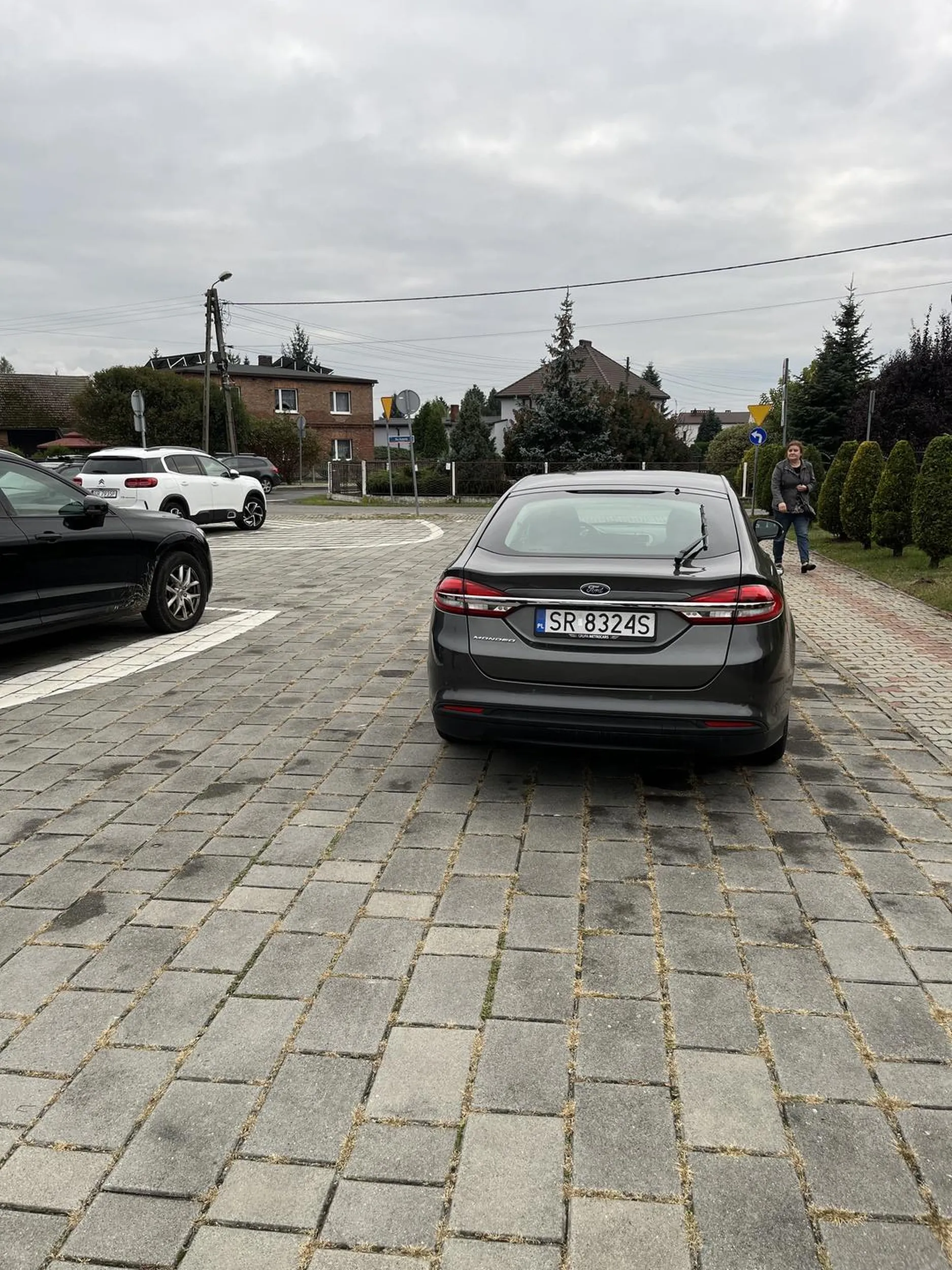 Mistrzyni parkowania na środku przejazdu