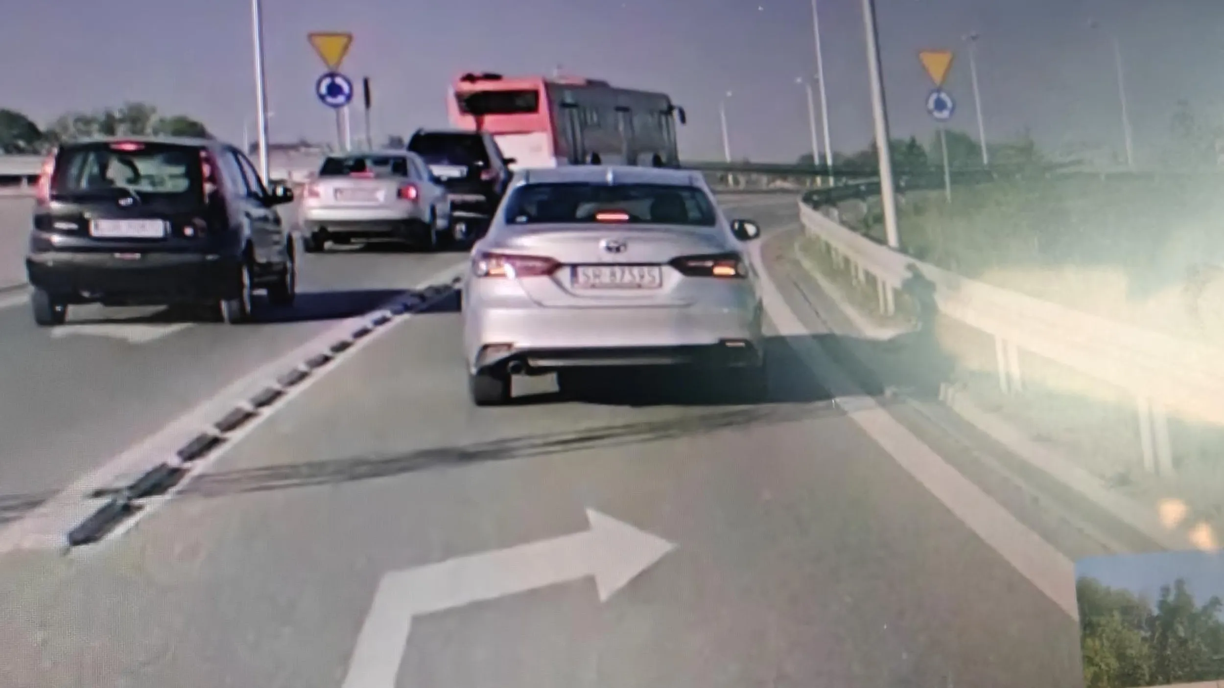 musi udowadniać wszystkim na drodze że jest najszybszy. Po wyprzedzeniu go strzelił zupełnie bez powodu focha, wyprzedził mnie i hamował przedemną na drodze ekspresowej. Zakompleksiony synek mamusi...