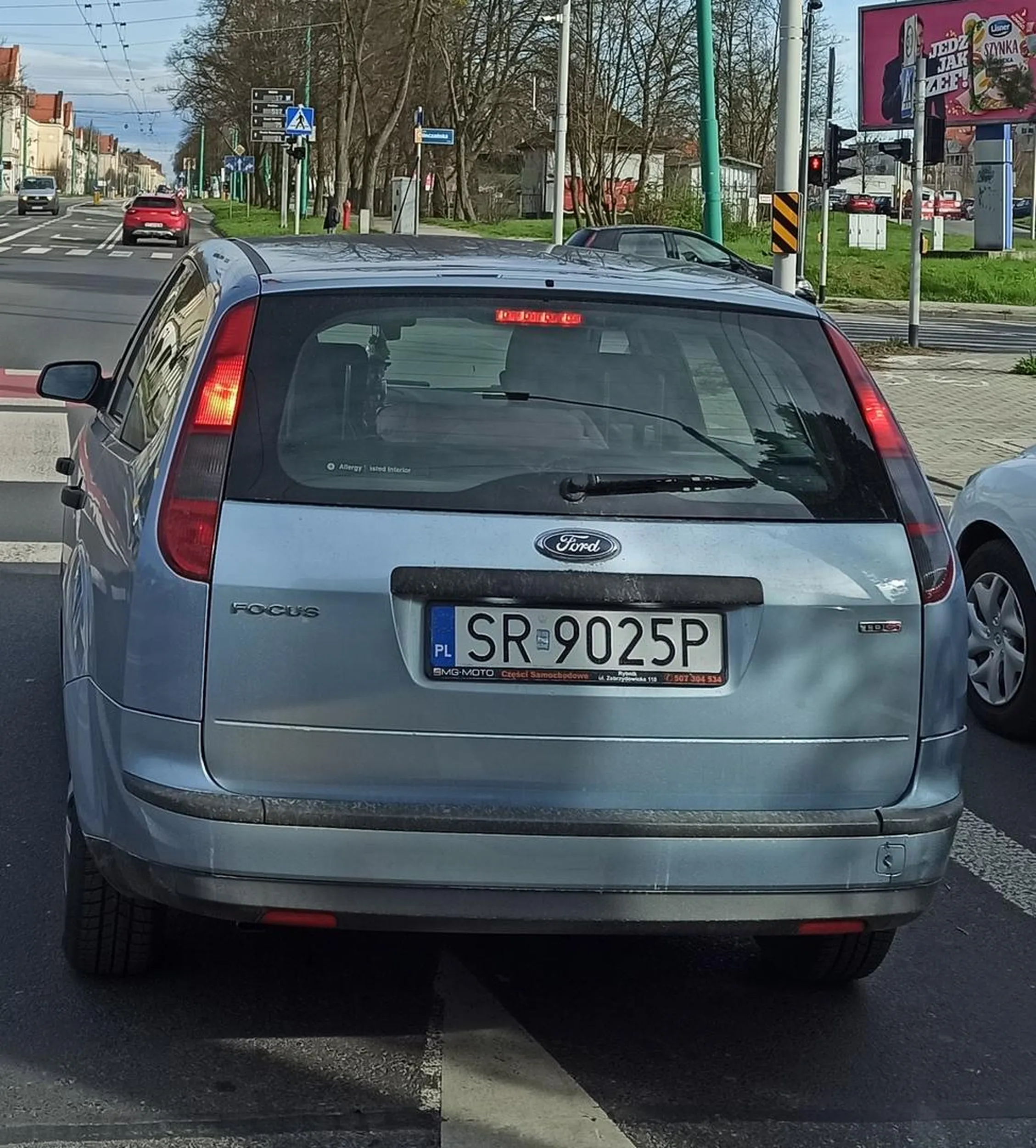 Wymusza i chamsko zachowuje się na drodze.