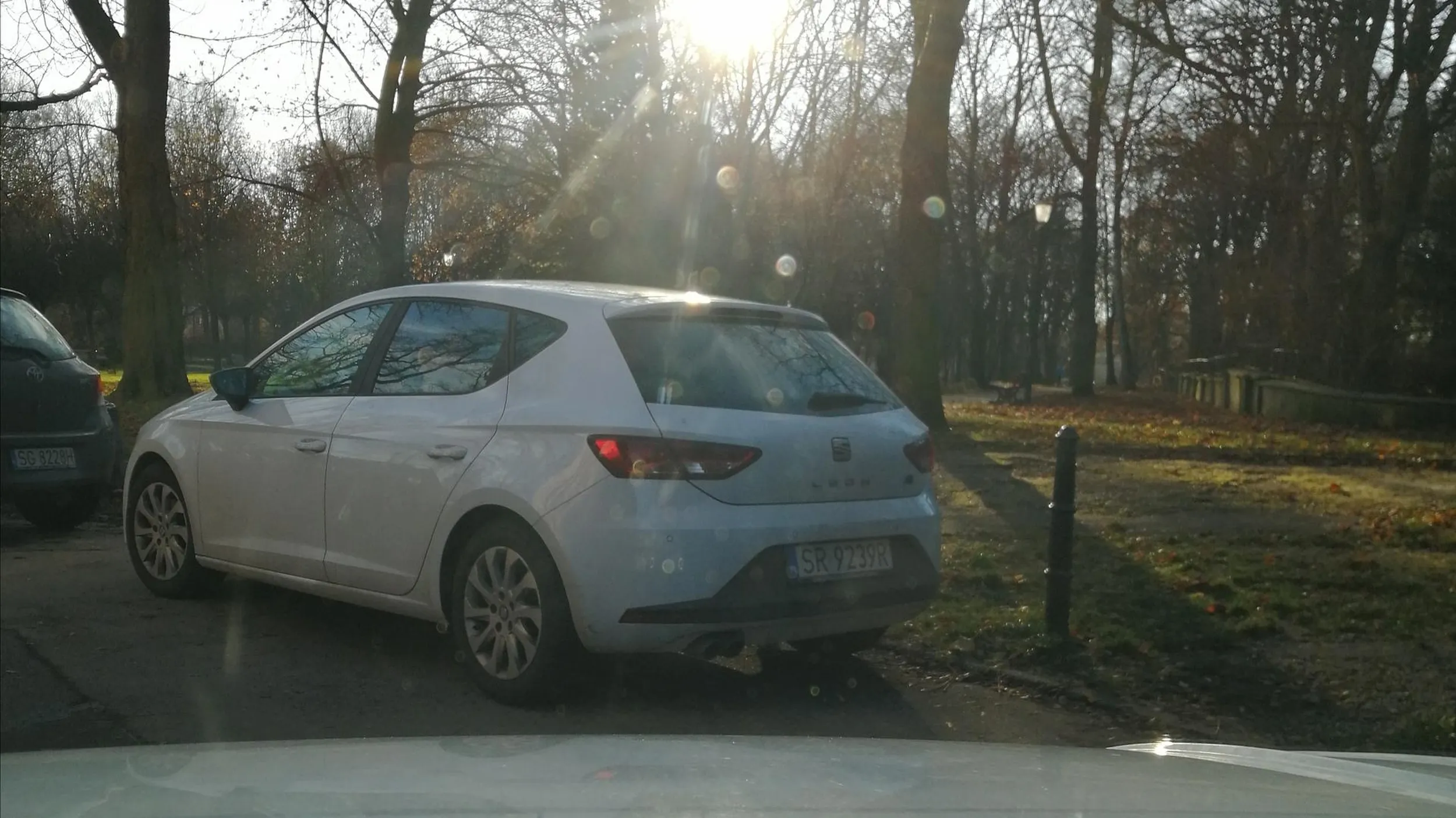 Gliwice, Długosza. Menda parkuje na łuku drogi, blokuje wejście do parku.